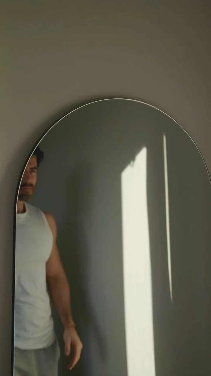 Boys you only need a few things… 

Hair oil @soldejaneiro 
Beard oil & hand cream @aesop
Peptides @officialmedik8 
Fragrance @malinandgoetz 
SPF moisturiser @ultrasunuk 

#skin #skincare #mensskincare #mensskincareproducts #skincaretips #grooming #mensgrooming #mensgroomingproducts #mensfashion