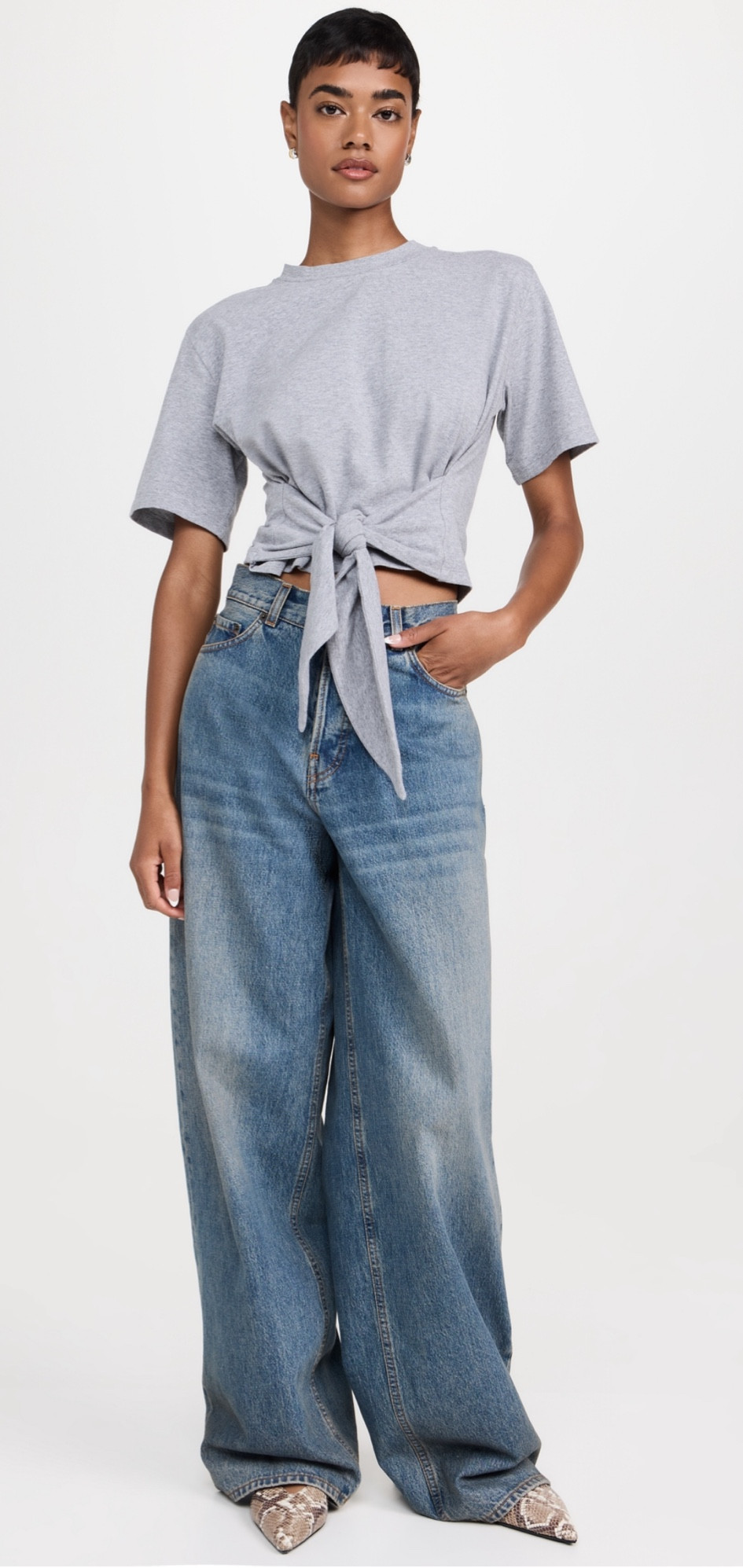 Love this look! Baggy denim and cropped top.. (personally I would not show my stomach so in that case I would do a higher rise denim and give the cropped illusion!) 