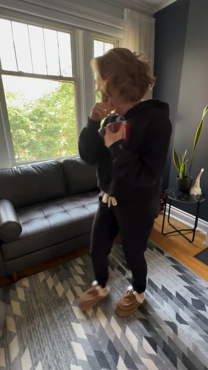 When they give you a 5 min call. Time to change! Saturday’s Outfit of the day! 

Some of my favourite sweats from @thenormalbrand and @lululemon 

Top from @fpmovement 
Shorts @lululemon 
Shoes @sorelfootwear 

#ootd #outfitinspiration #mynormalbrand #outfitoftoday #summeroutfit #summeroutfits #summer #quickchange #transition #mynormalbrand