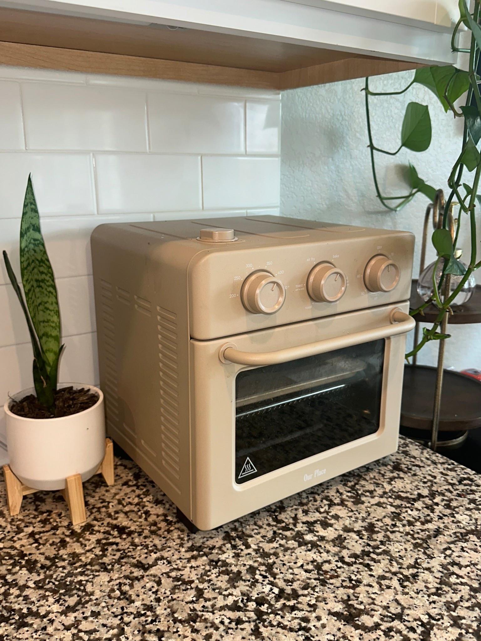 My non toxic 6 in 1 wonder oven! I use this for a lot of my meals.. it bakes, air frys, roasts, reheats, broil, and toasts! 