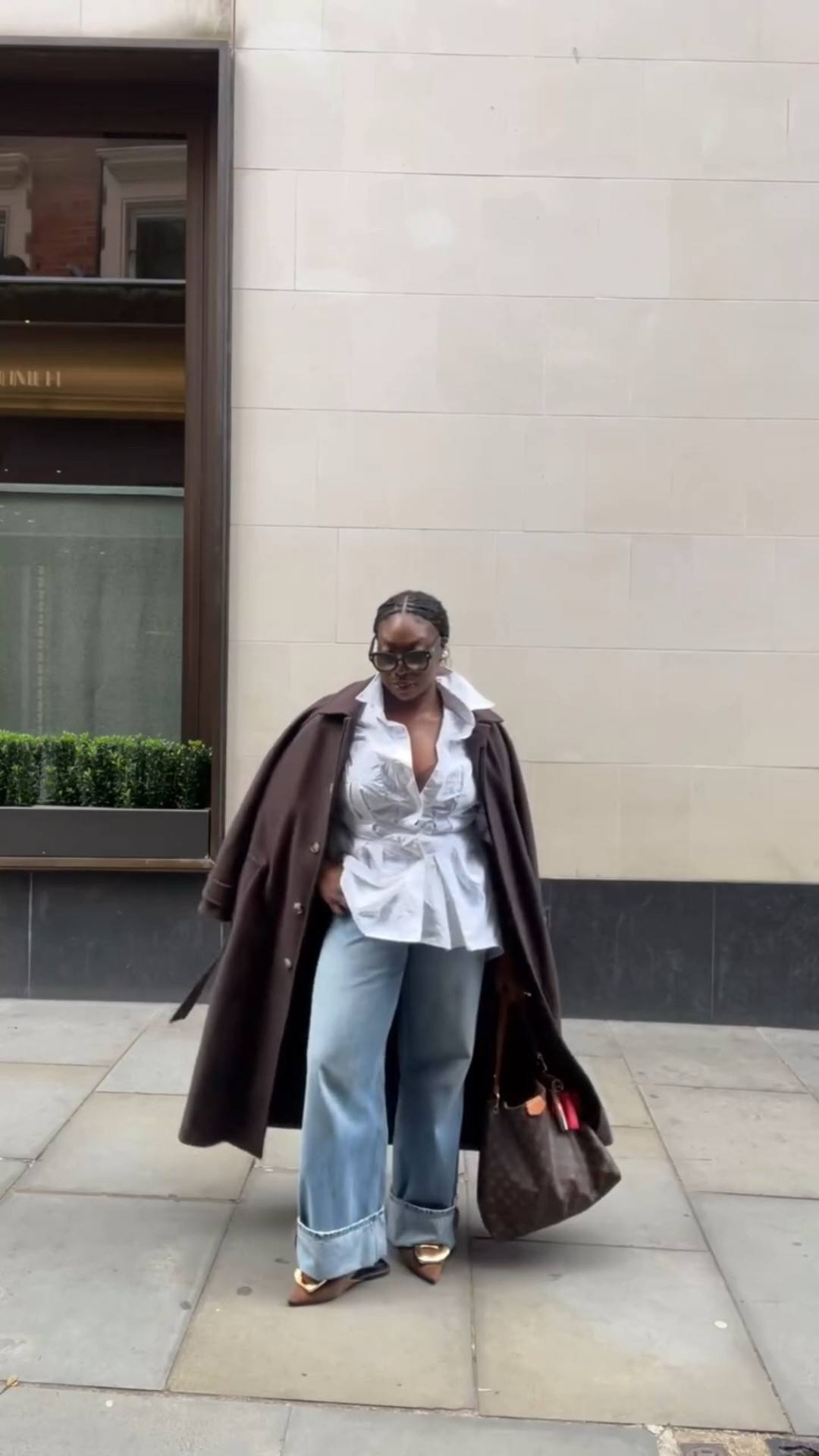 Basic… But Never Underdressed 🤎✨

- Crushed poplin shirt @maisonmargiela 
- Folded hem Wide jeans @veryuk 
- Brown maxi coat @tuclothing 
- Skin tone ‘Body’ bra @marksandspencer 

#fallootd @marksandspencerstyle @fendi @louisvuitton #autumnootd #midsizeootd #outfitideas #smartcasual #daytonightlook #howtowear #size14fashion #autumnoutfitideas #autumnwinter25