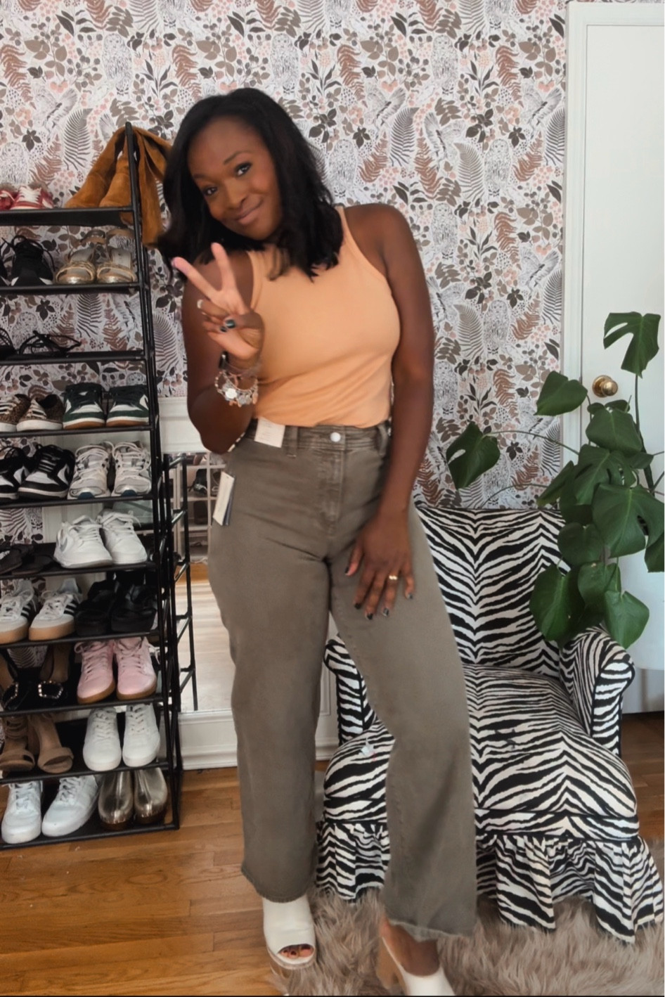 The pants you want!!😉 high waisted, wide leg cropped! 