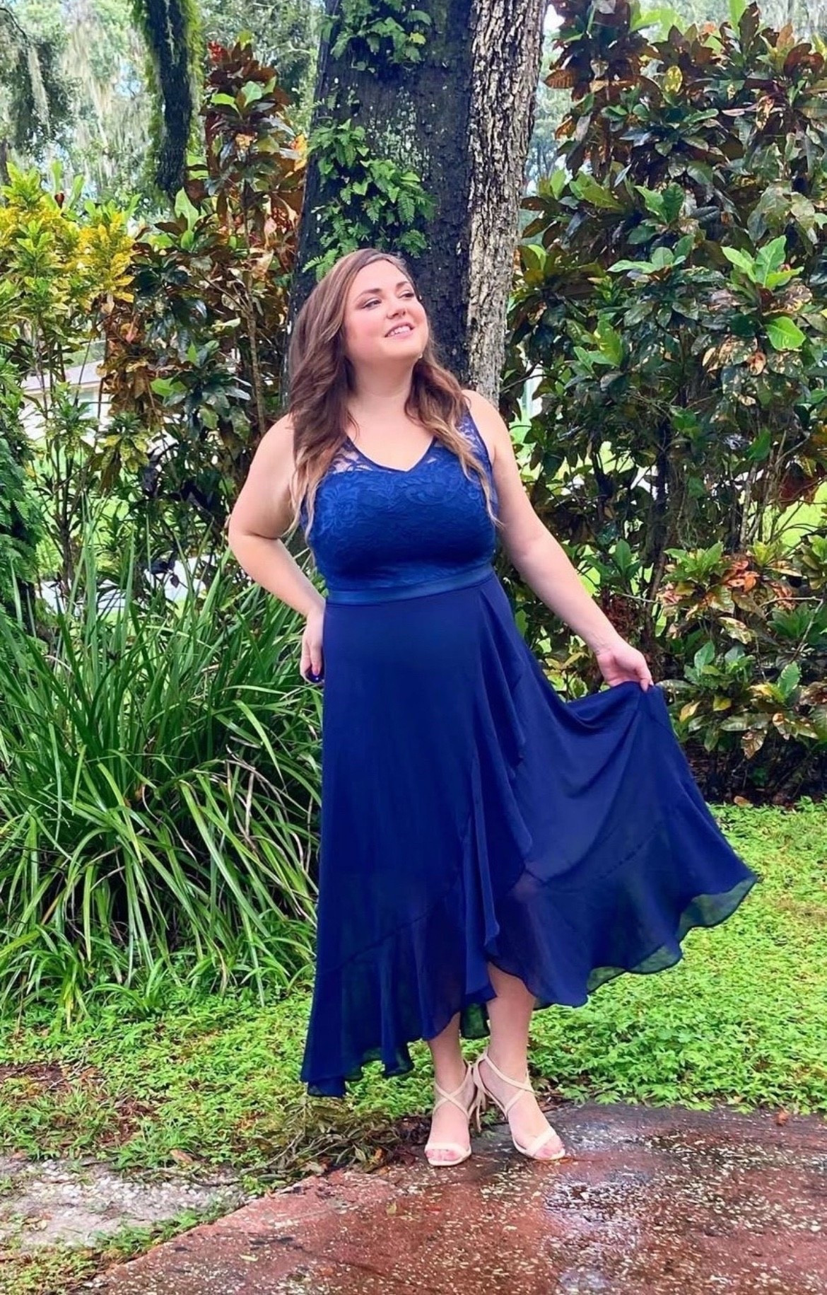 Such a beautiful navy dress for so many occasions 