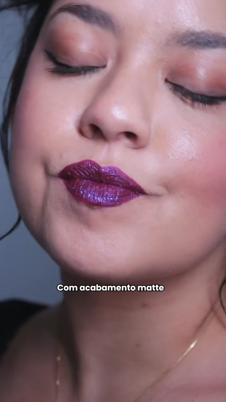 Chegaram os batons líquidos Ultra Velvet 💄 de @contem1g.oficial! São 5 novas cores (Mistério, Retrô, Nostalgia, Alvoroço e Sublime) com textura aveludada e com acabamento matte! Eu que não sou viva gostei do mais diferente da coleção: Misterio, um roxo bem fechado, forte e com muuuuuuitas partículas de glitter! To completamento hipnotizada . Vocês gostaram?
#contém1g #ultravelvetcontem1g #afiliadoSallve
publi