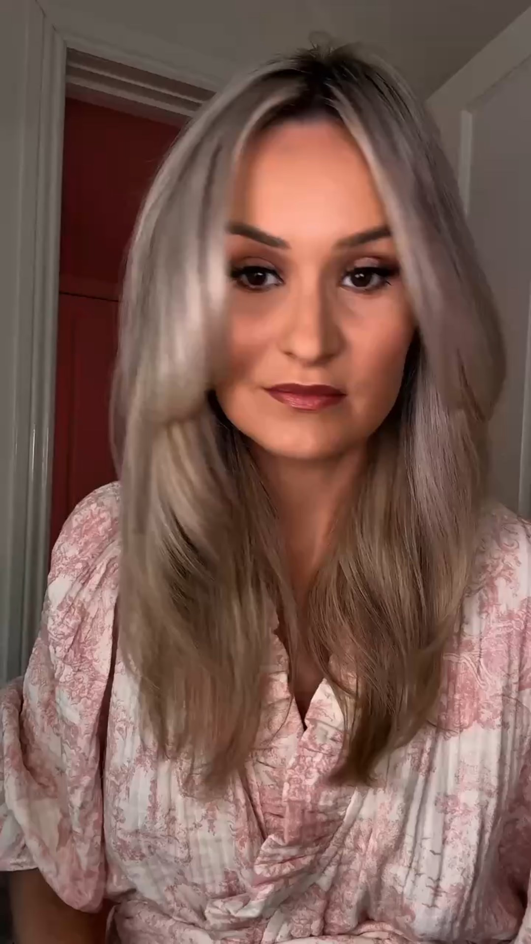 My quick and easy blow out tutorial. All products are @spacenk 
20% off this weekend when you donate €5 to the Switchboard charity 

A