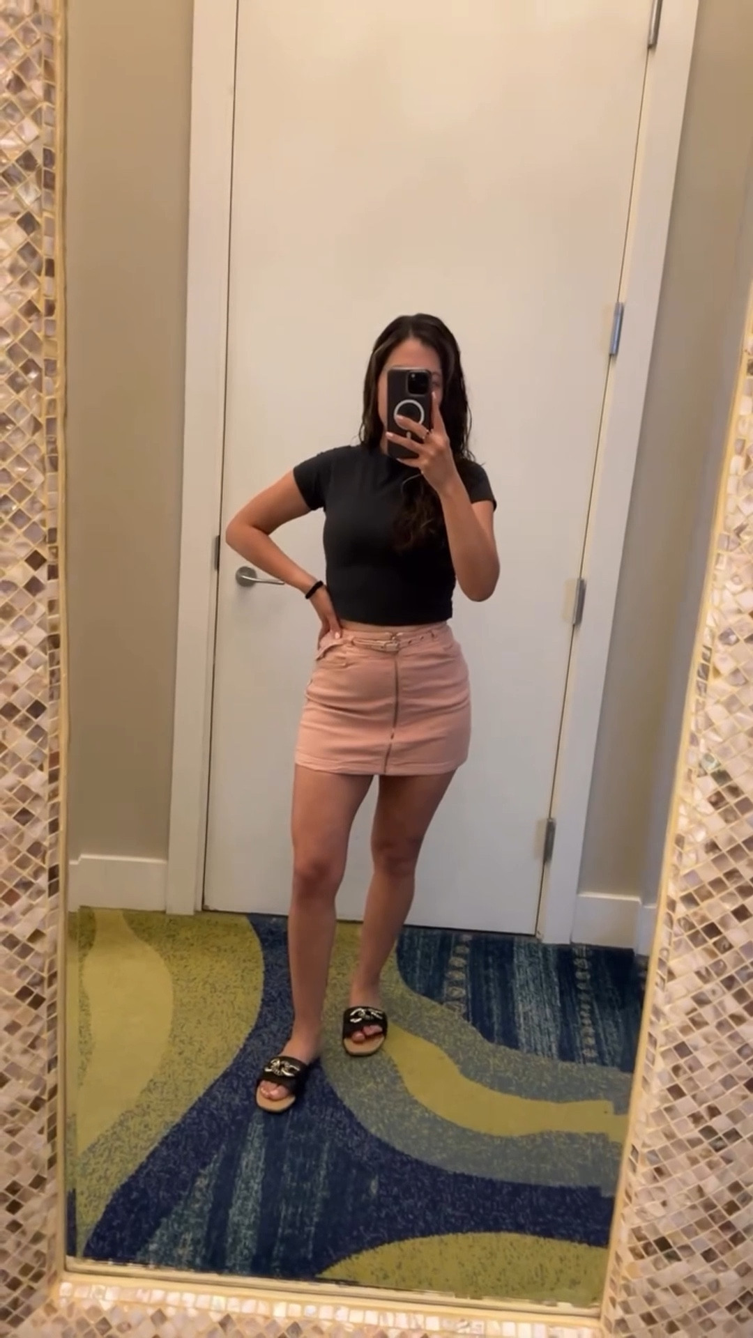 No lo pienses dos veces y ponte esa mini falda! Me encanta esta de @zara con el zipper adelante súper bonito el detalle. El top de @skims lo necesito en más colores!! Está súper pero súper suavecito 

#mommyfits #ootd #styleinspo #miniskirt #40andfabulous #fashion

#LTKStyleTip #LTKPetite #LTKSummerEdit