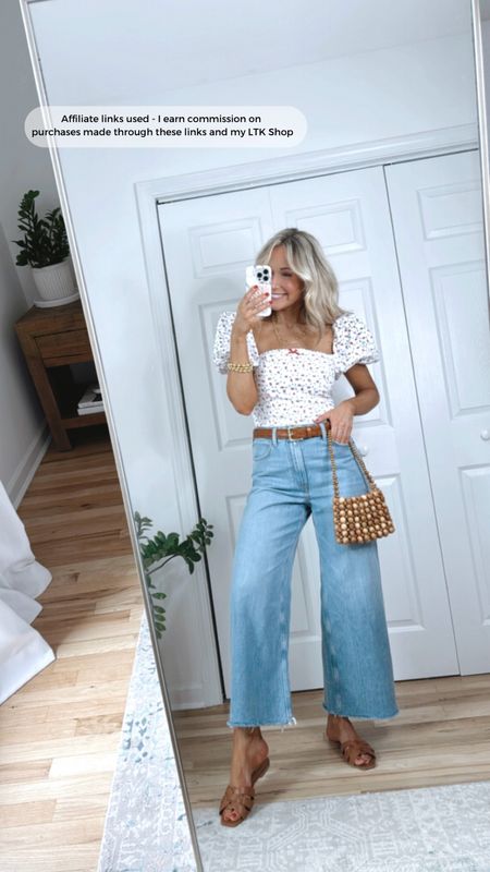 Cute summer outfit
Puff sleeve top
Abercrombie jeans 