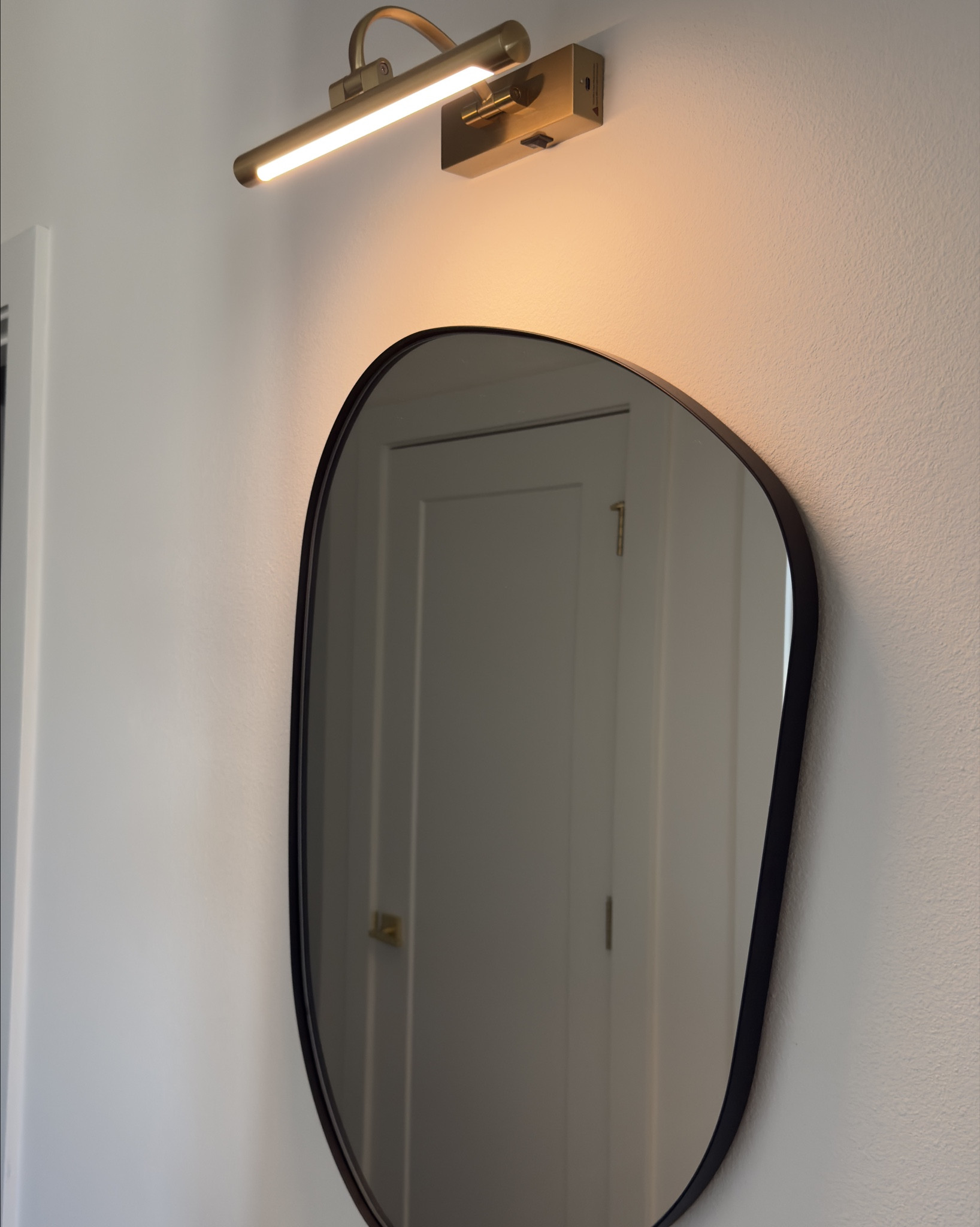 The easiest hallway upgrade 🤍
A fun shaped mirror + a rechargeable picture light + no wiring needed. Sharing both here!


#LTKHome #LTKSaleAlert