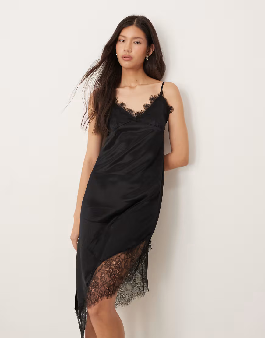 ASOS DESIGN – Asymmetrisch geschnittenes Maxikleid aus Satin in Schwarz mit Spitzenborte | ASOS (Global)