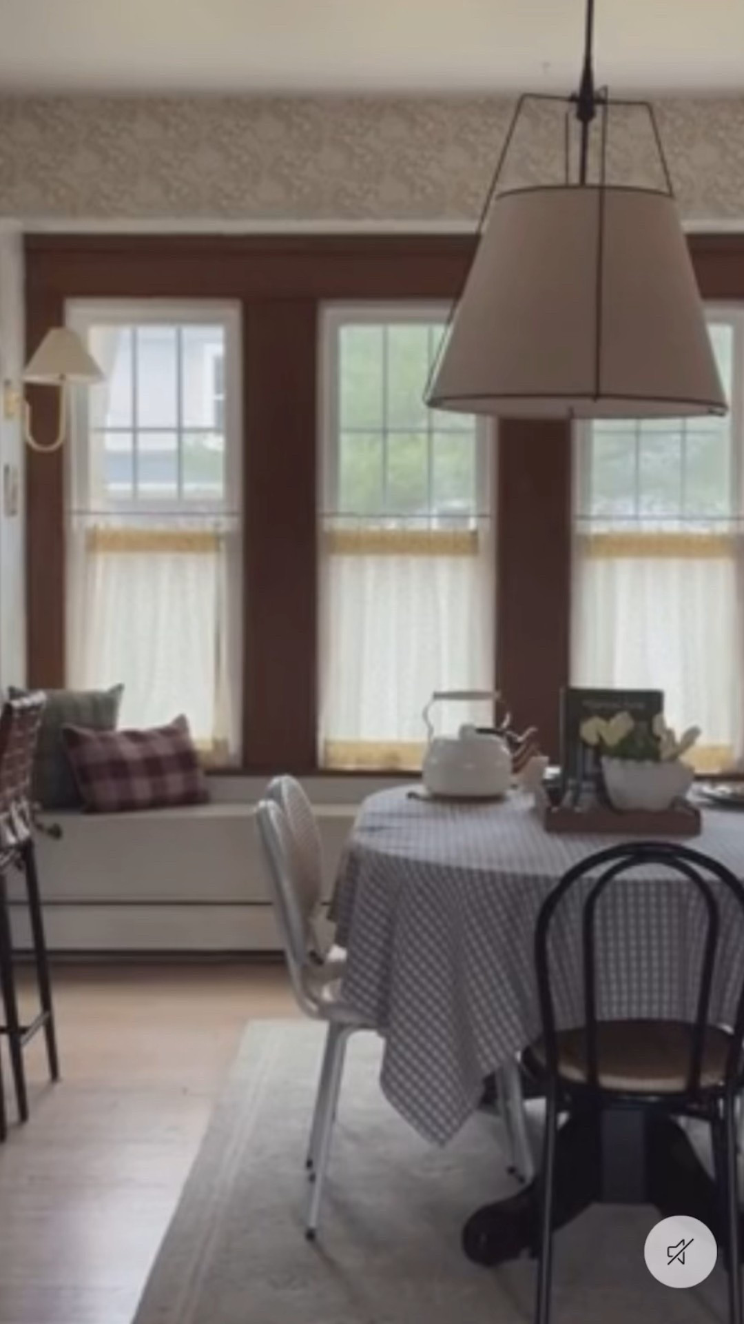 Styling my new tablecloth and adding a few spring tabletop accessories! Scalloped tray. Scalloped vase. Real touch florals. Springtime  





#LTKWatchNow #LTKHome

#LTKHome