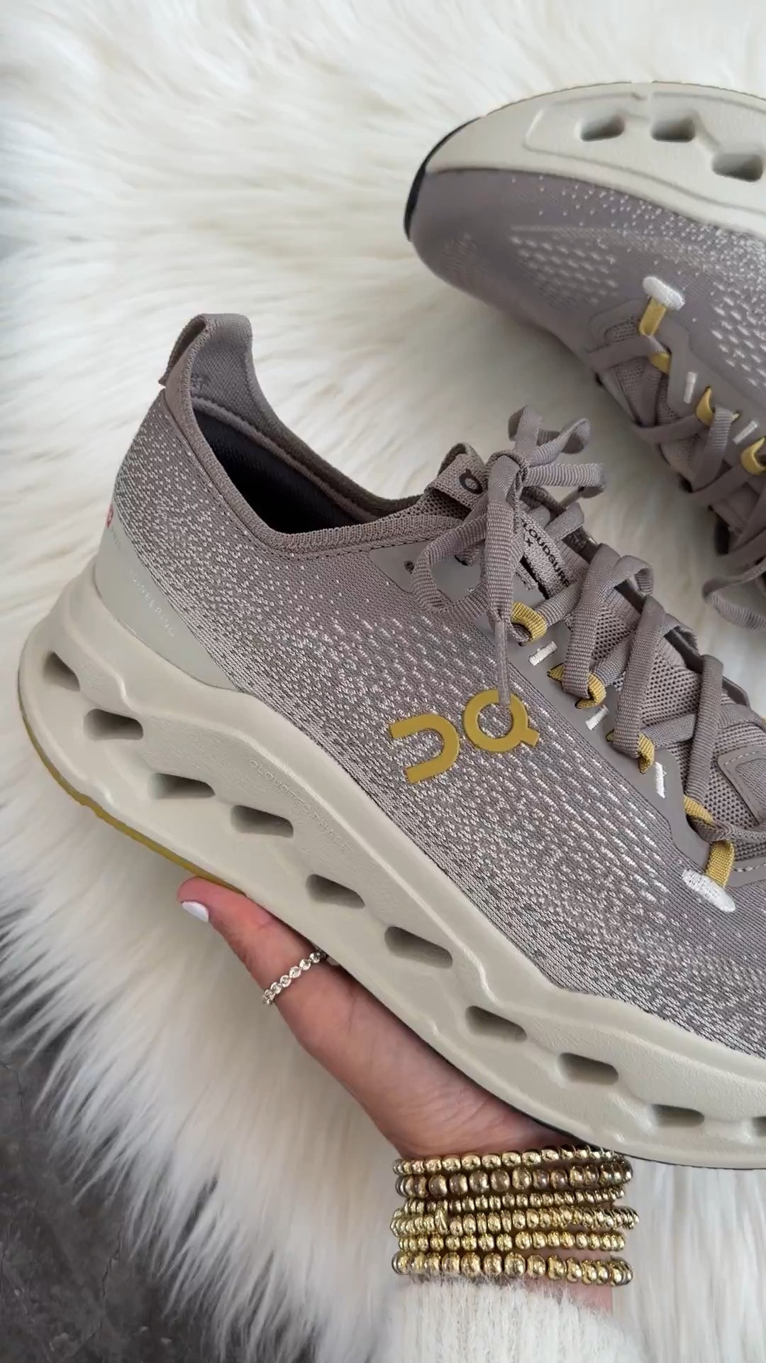 Cloudsurfer Max Running Sneaker
Runs true to size but if you’re in between sizes order 1/2 size up