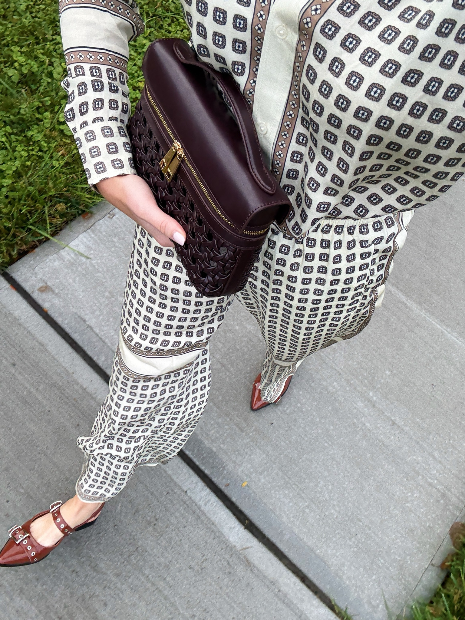 Fall look for book club! Wearing my favorite J.Crew matching set - paired with some brown accessories 🤎



#LTKSeasonal #LTKWorkwear #LTKFallSale