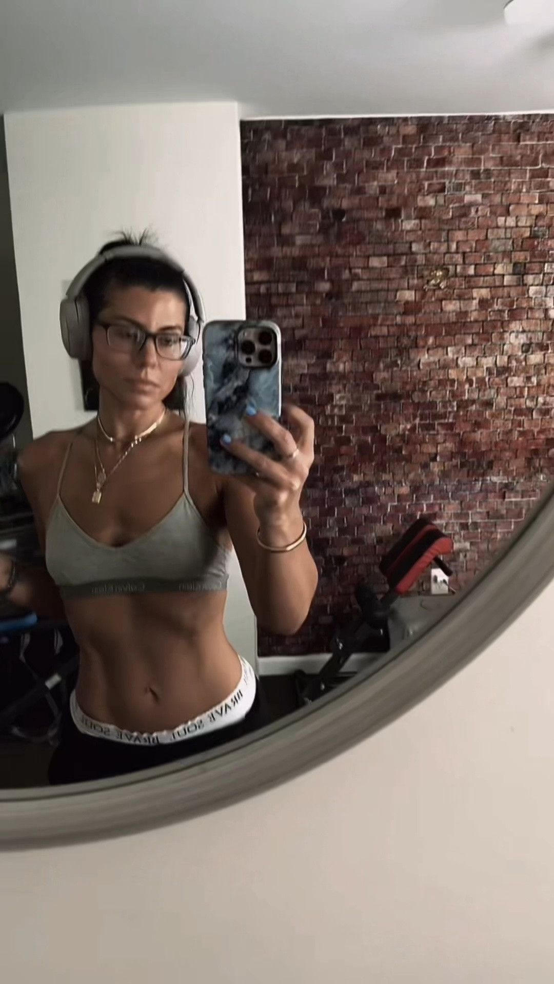 weekend reminder to move your body 💦💪🏽🎧🤩 #headphones #overtheearheadphones #jlab #tech #workouts