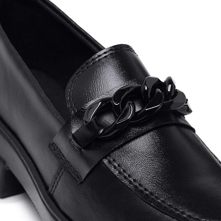 Mocassim Feminino Corrente Dourada e Preta Verniz Confortável | SHEIN