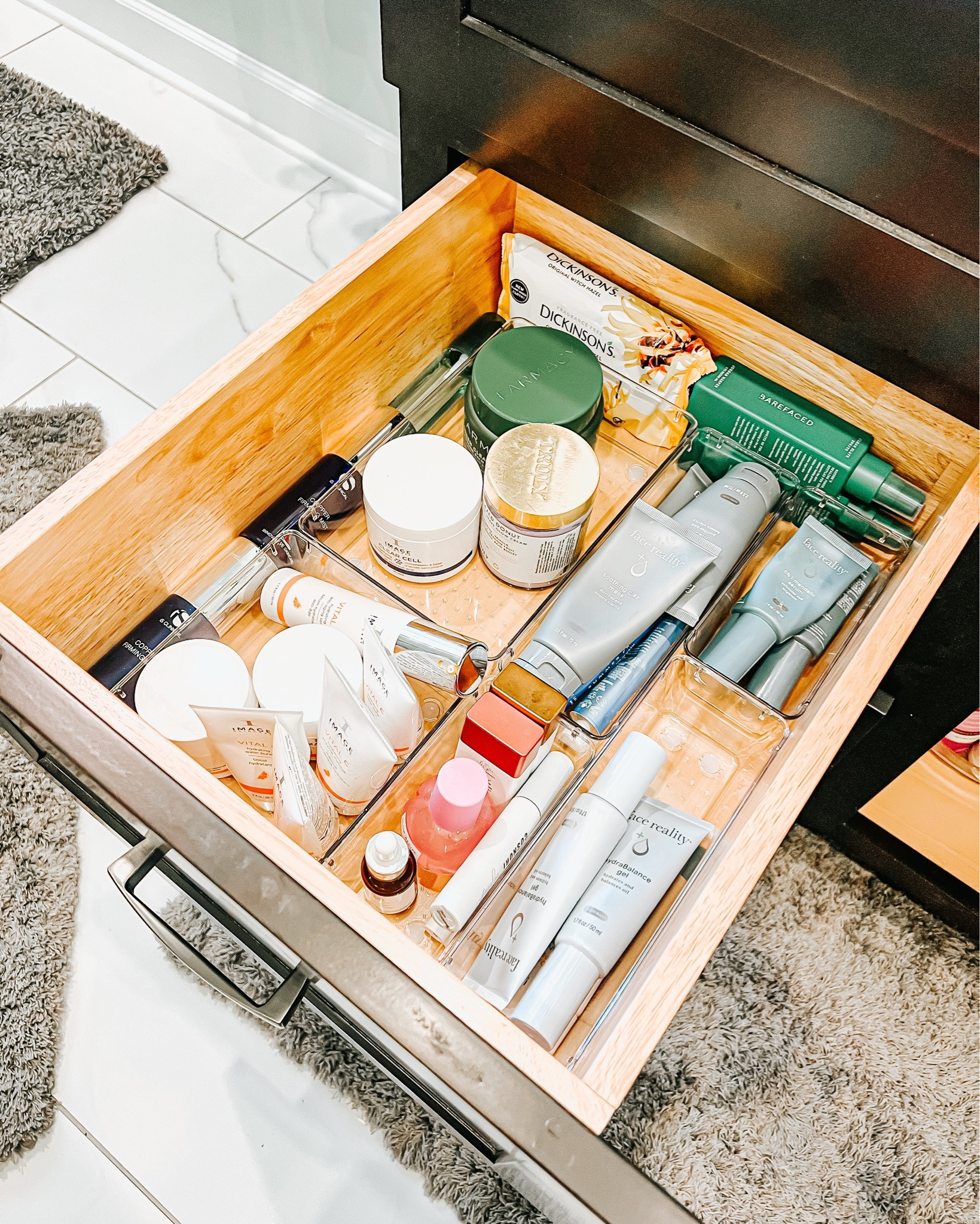 Got drawers? Then you need our easiest organizing fix-all. Comment DRAWERS and we’ll send you the link to our favorite drawer organizers that are fool proof for getting any type of drawer in order ✨

#organizedbyjm #drawerorganization #bathroomorganization #organizer