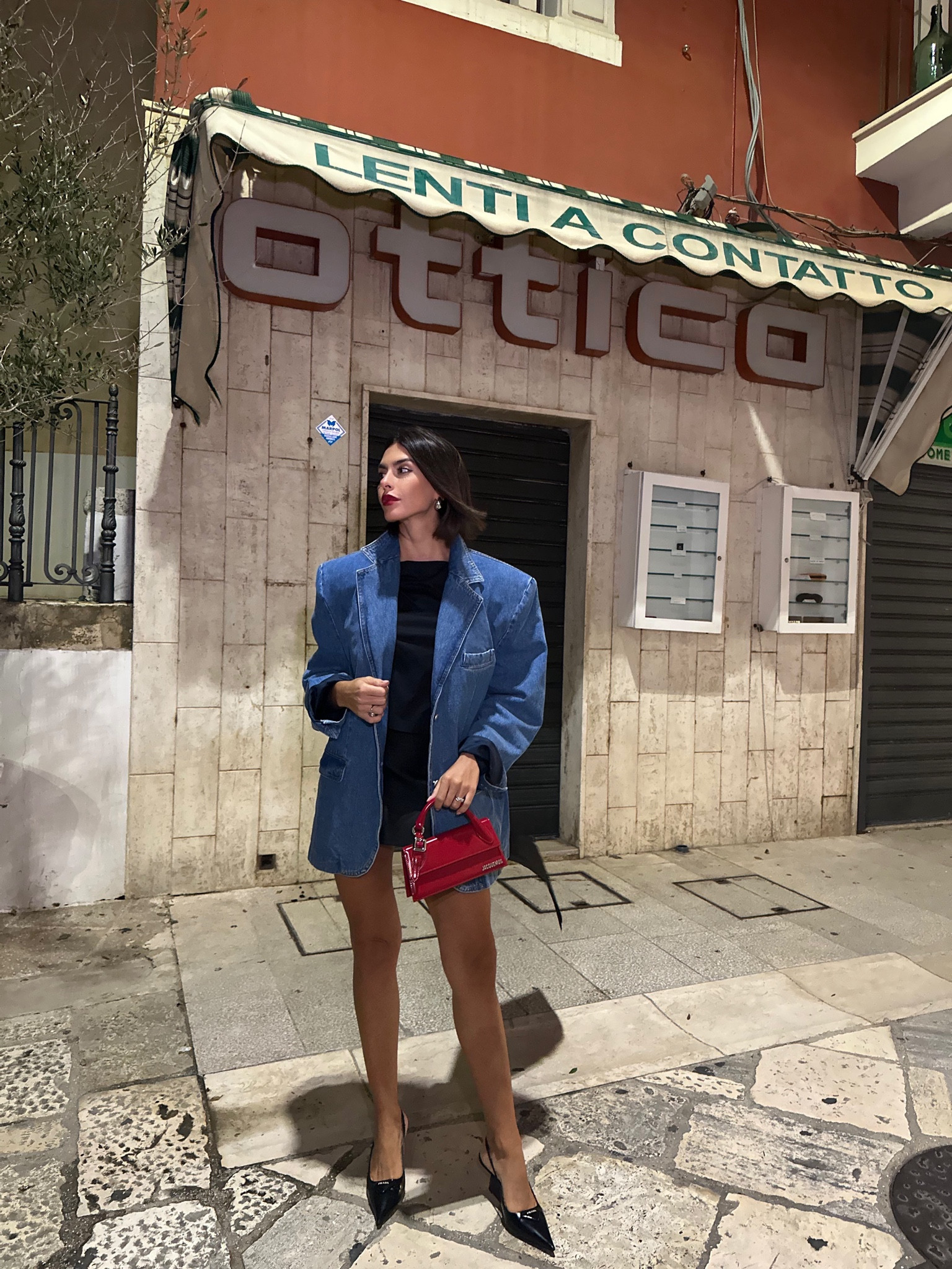 Outfit inspiration, dinner outfit, autumn outfit, designer, Denim blazer Magda Butrym, Jacquemus, Borsa a spalla Le Chiquito Long in vernice rossa, Prada pumps slingback in vernice con logo, Bottega Veneta orecchino a goccia, Mytheresa, minigonna in raso di seta con strascico, top Jennifer in Maglia a coste, Nili Lotan, Prada, Italia. 

#LTKstyletip #LTKeurope #LTKSeasonal