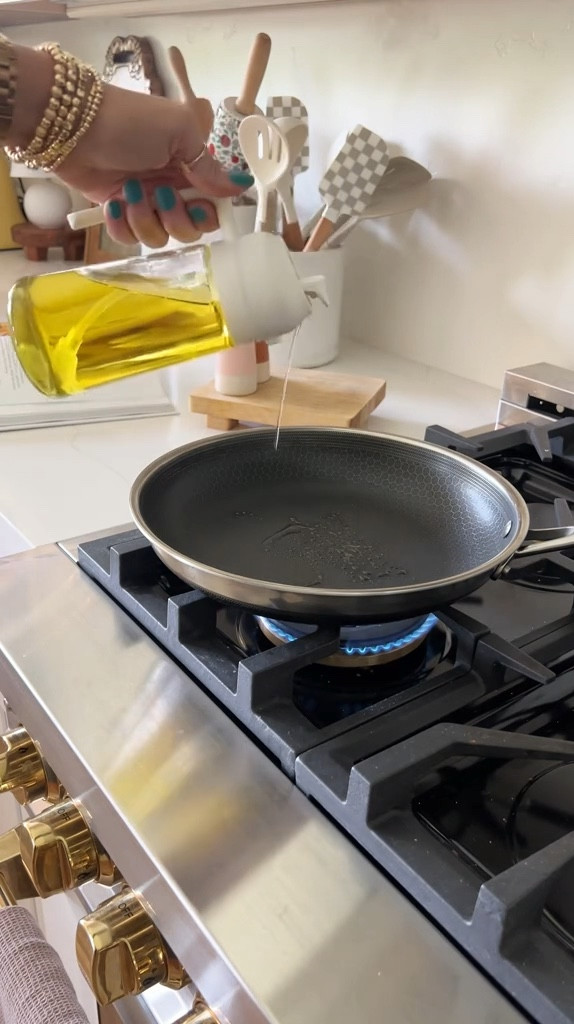 This 2-in-1 oil dispenser doubles as both a spray and a pour bottle, allowing you to easily choose to pour or spray oil on your favorite dishes.

Works with olive, avocado, coconut, vegetable, and corn oil plus soy sauce, vinegar and even spraying alcohol for cleaning and more!

#oildispenser #cookinghacks #cleaninghacks #grillingseason #kitchengadgets #kitchenhack 

#LTKU #LTKVideo #LTKHome