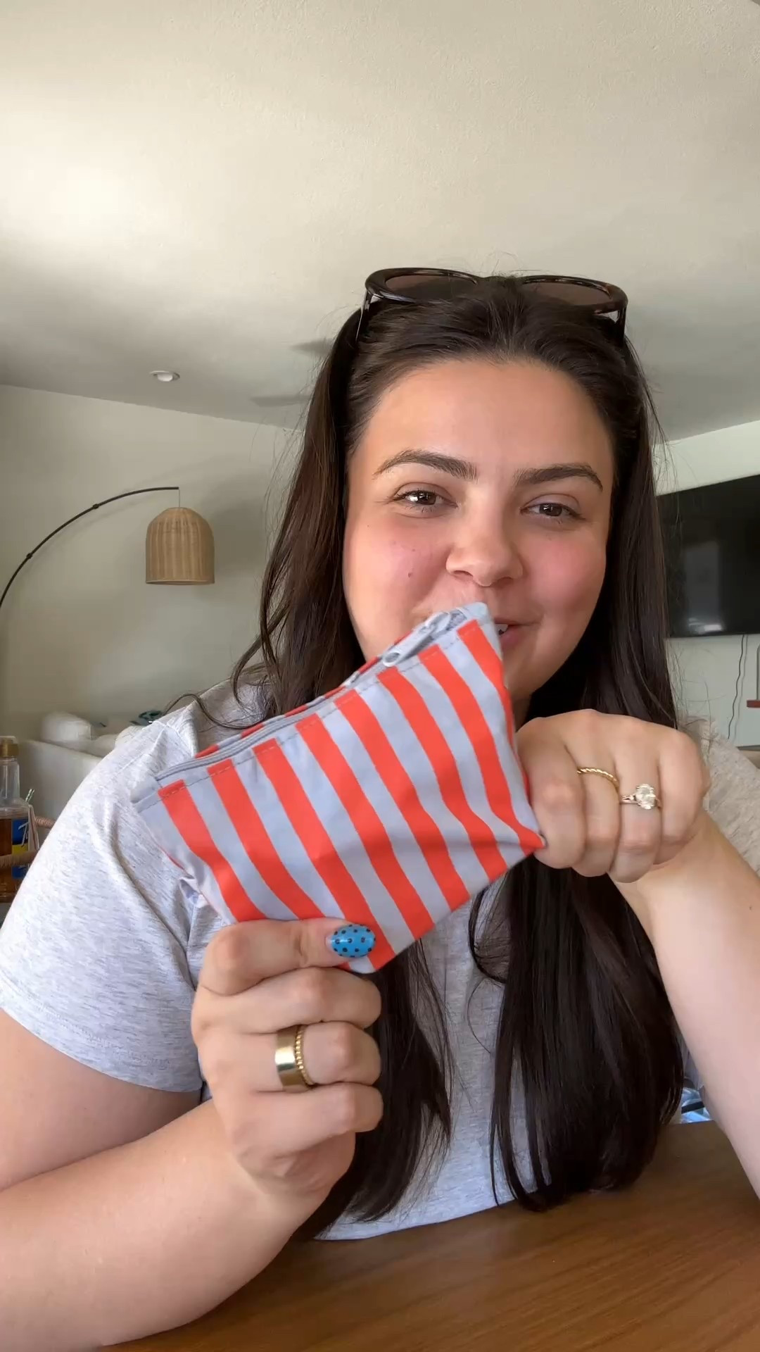 Pack another purse pouch with me for a work trip! Travel makeup is always the most interesting—you really see everyone’s trusty, never-fail products. ✈️💄