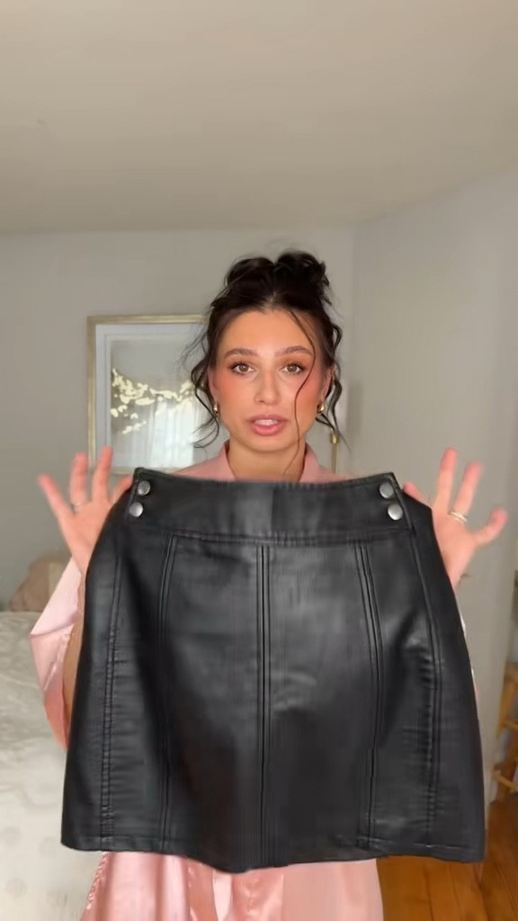 Pairing a cropped gray turtleneck with a black faux leather mini for that mix of cozy and edgy. Perfect for brunch in the city.

🖤 Outfit details:
– Cropped ribbed turtleneck sweater (gray)
– Faux leather mini skirt (black)
– Rectangular black sunglasses
– Natural glam makeup + undone bun

#FallOutfit #OOTD #NeutralStyle #MinimalChic #FallFashion #BostonStyle #LeatherSkirt #CozyButHot

#LTKSeasonal #LTKBeauty