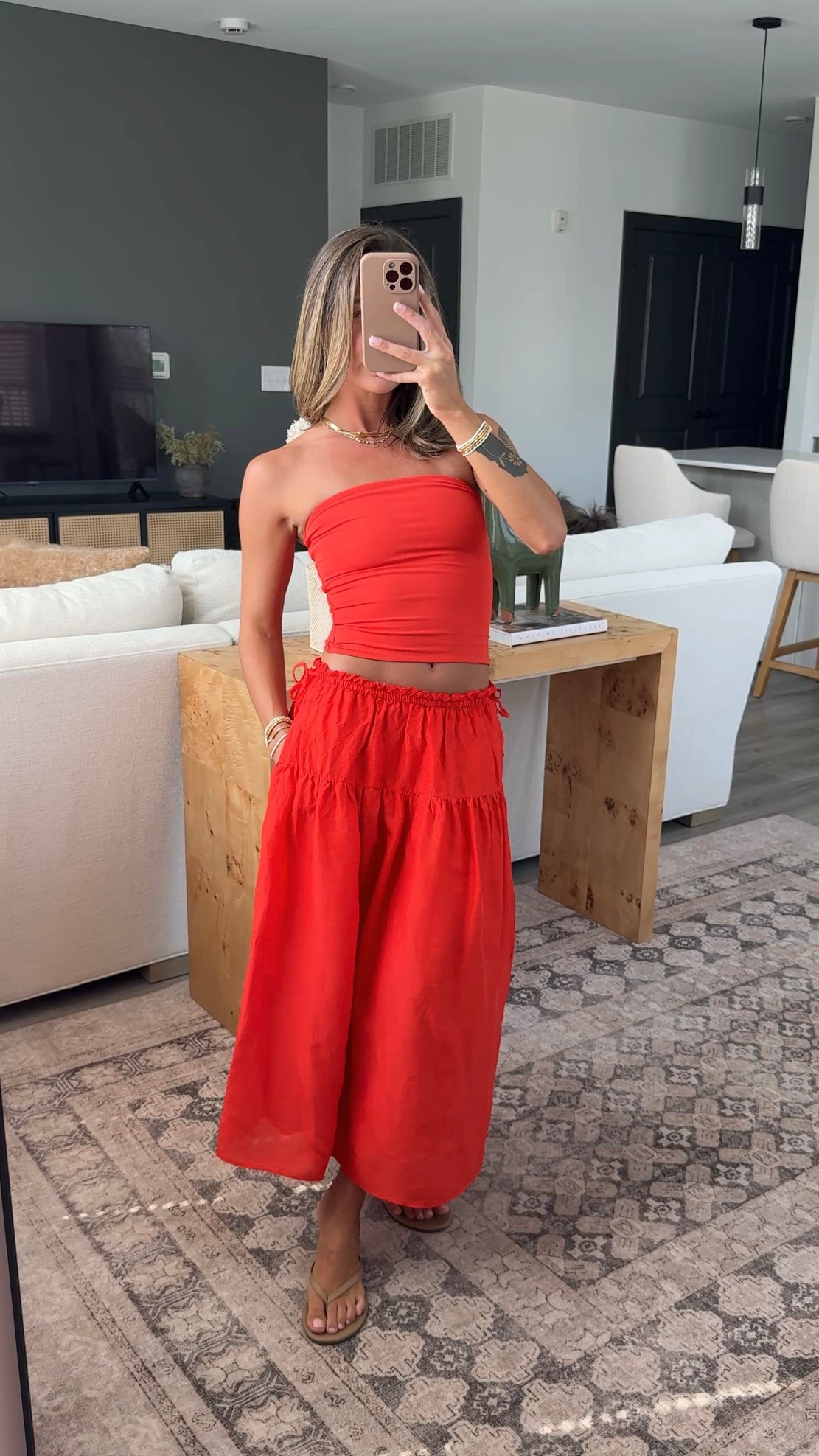Dashwood skirt: xs, poppy red
Contour tube top: xs, poppy red

@aritzia #aritziapartner