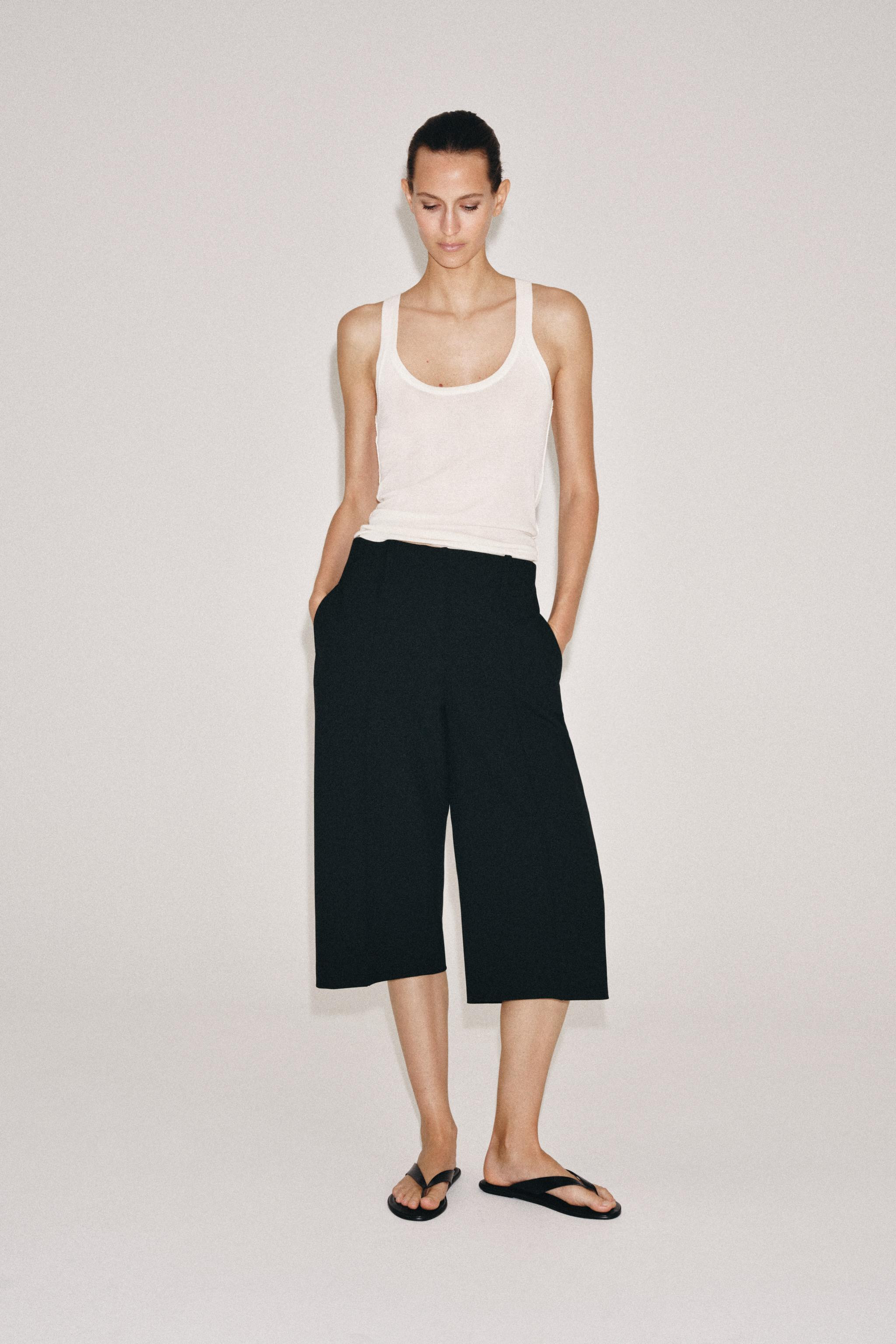 Model height: 179 cmZARA WOMAN COLLECTIONBermuda shorts made from a viscose blend yarn. Mid-waist... | Zara UK