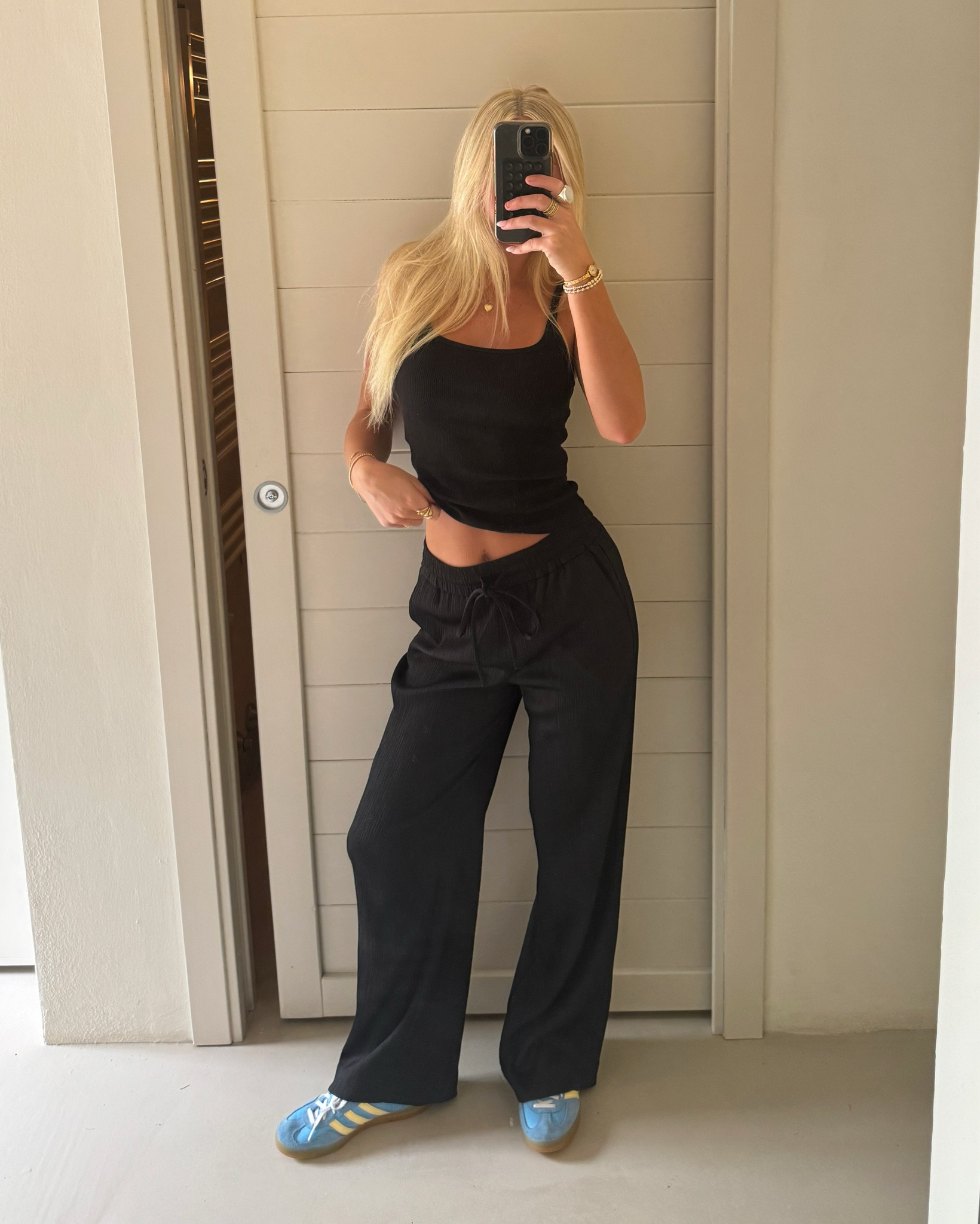 The best quality comfy tank ugh I love her. Wearing XXS.
Pants are sold out but I linked similar ones! 