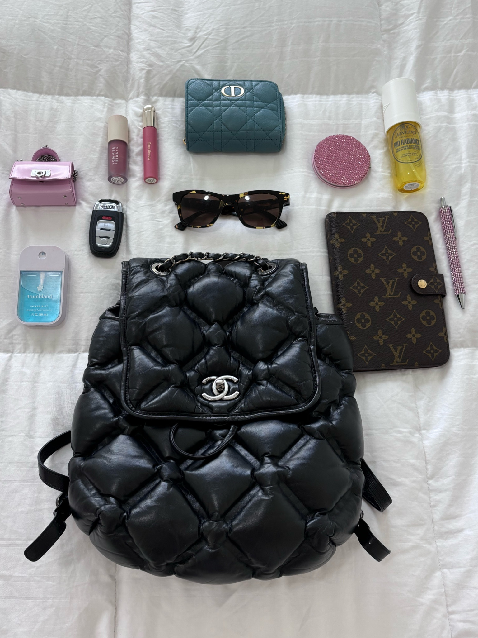 What’s in bag 👛✨

#LTKStyleTip #LTKBeauty