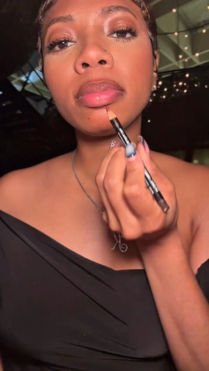 My Favorite Lip Combo 👄 

Products: 
Expresso by @nyxcosmetics 
Warm brown Lip Stain @hudabeauty 
Buttercake Lip Gloss @remedybyari 
Butter gloss “Eclair” @nyxcosmetics 
Make it pop sun gloss @blackgirlsunscreen