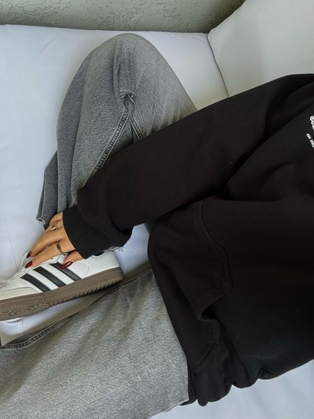 winter fit inspo 🖤
— adidas sambas sneakers, grey light wash jeans, black hoodie 