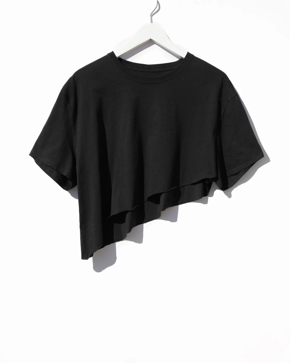 Asymmetric Crop Tee / Black | MYRRHE