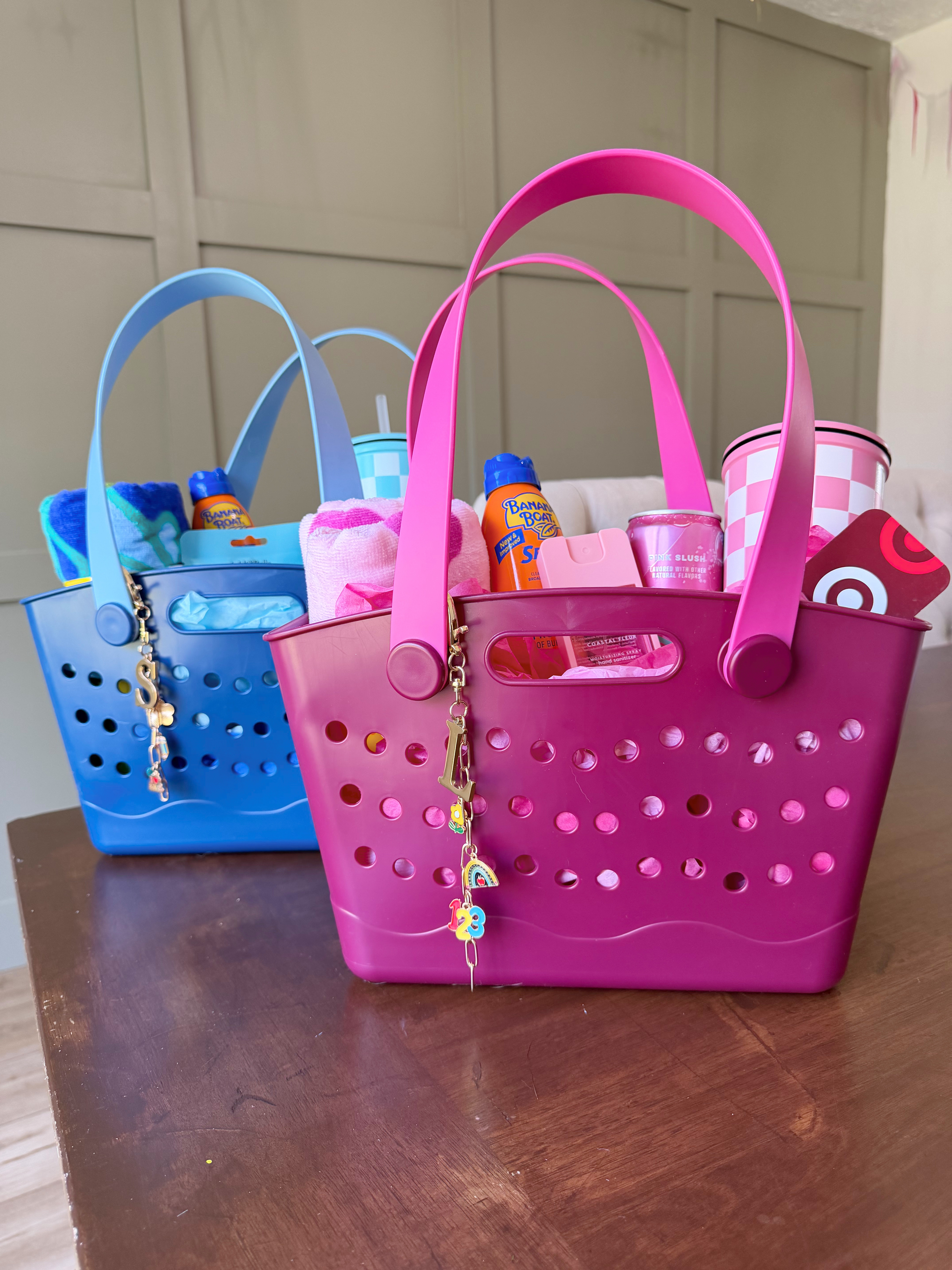 Teacher appreciation gift they’ll actually use and love! ☀️💖✏️
These $10 mini tote bags from Target going to go fast!!!
#teachergifts #teachergiftideas 

 

#LTKmomlife #LTKSeasonal #LTKKids