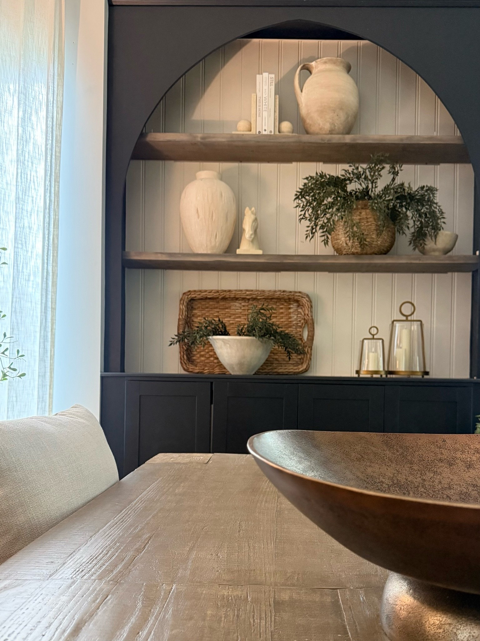 Summer shelf styling 
Mix of organic elements..neutral and fresh ✨
Dining room built in cabinet