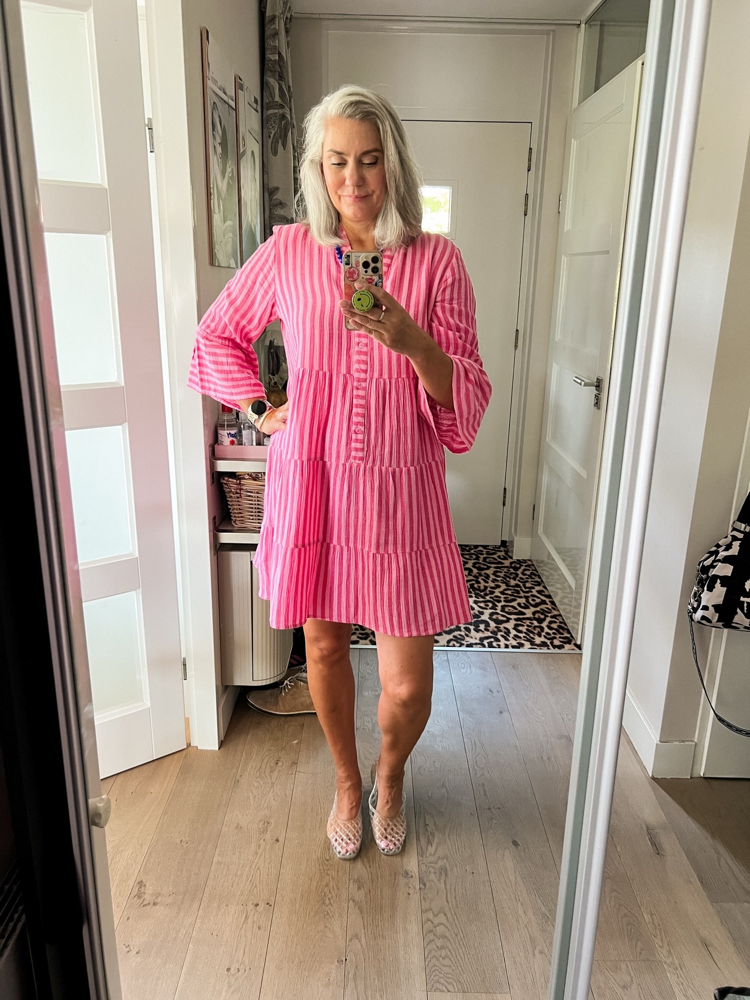 OOTD - Zaterdag. Het zal de (peri-) menopauze wel zijn maar ik heb het continue warm tegenwoordig. In dit roze gestreepte katoenen mousseline jurkje hou ik het wel uit. Een blauwe kralenketting met kreeft en transparant mesh schoentjes met glitters.

#LTKnederlands #LTKeurope #LTKsummer