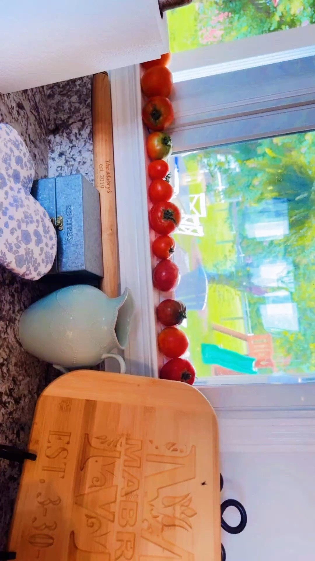 When your farmhouse kitchen window 🪟 sill is covered (!!) in tomatos 🍅 picked straight from the garden 🪴- the best!!! 😍❤️