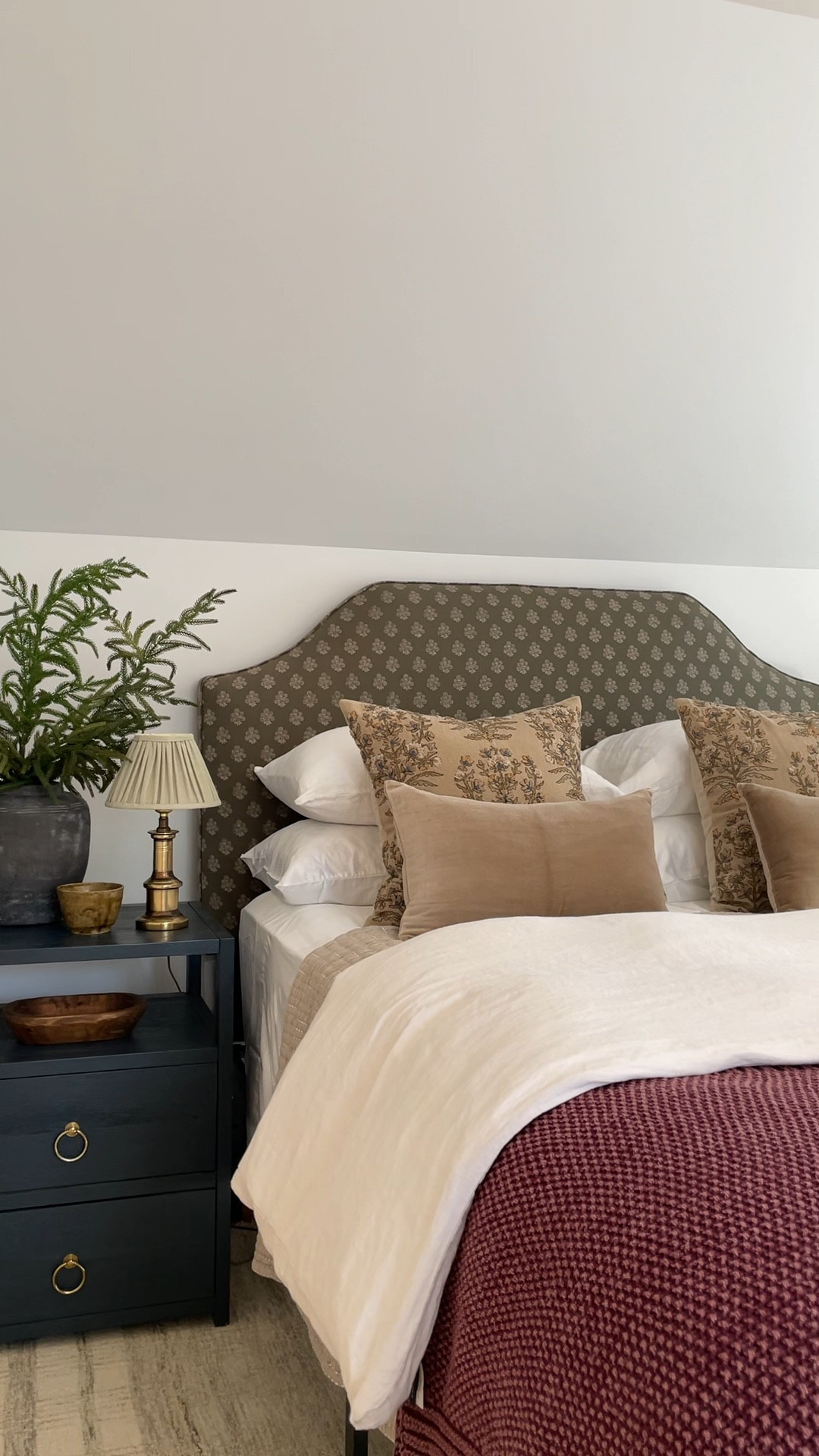 Shop our guest room bedding! The bamboo sheets, weighted coverlet, and linen duvet cover are all from my favorite bedding company - @onequince. #quincepartner