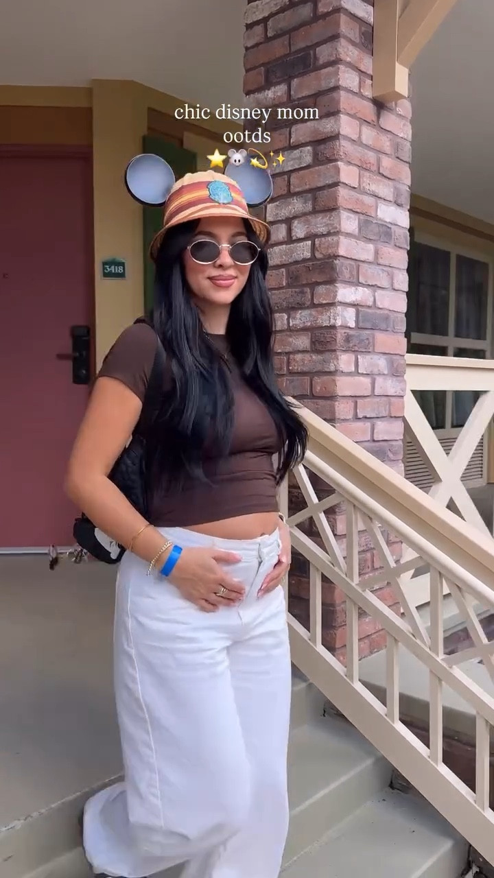 deff making this into a series for all my @disneyparks mamas out there 👶🏻✨🐭💫 all my outfits from my trip this week! which one is your fav?