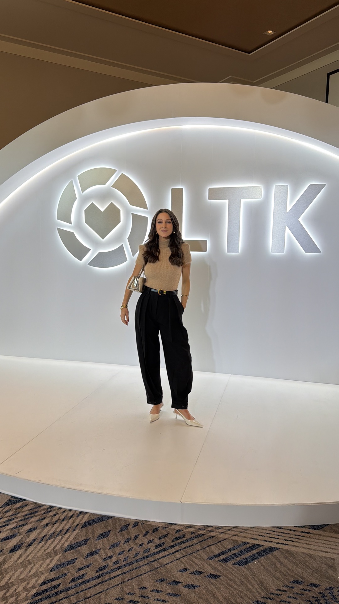 Outfit breakdown!
Top: true to size
Pants: true to size
Shoes: true to size

#LTKCon #LTKootd #LTKOver40
