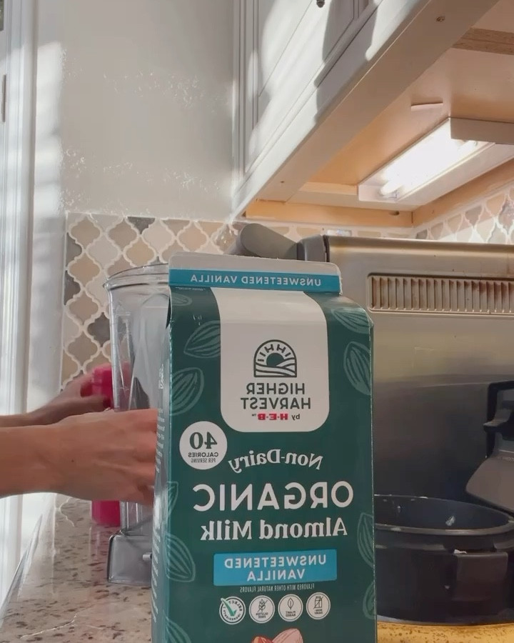 My favorite pre-workout drink on cold days!! 

It’s warm, it’s caffeinated, it’s full of collagen, immune boosters and protein & it tastes like banana bread!! 💪 🙌🏻

Yes please!! Ingredients linked below. Warm up your milk for 60 seconds before blending! Try it & tell me what you think!!!

#LTKFitness #LTKActive #LTKBeauty