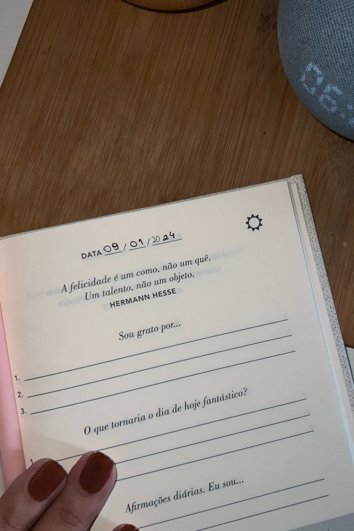 Livro da Gratidão.

este diário é perfeito para quem quer se conhecer melhor e se abrir às oportunidades da vida. E tudo isso em apenas cinco minutos por dia!

Cinco razões para adorar este diário:

1- É a coisa mais simples e eficaz que você pode fazer todos os dias para ser mais feliz;

2- Foi criado a partir de princípios comprovados da psicologia positiva;

3- É um diário para pessoas que não escrevem diários;

4- Você terá um retrato de seus dias, semanas, meses e anos;

5- Acha difícil manter um compromisso? Tudo bem. Tudo isso é possível. Em menos de cinco minutos por dia.

#livro #gratidao #produtividade


#LTKsalealert #LTKbrasil #LTKhome