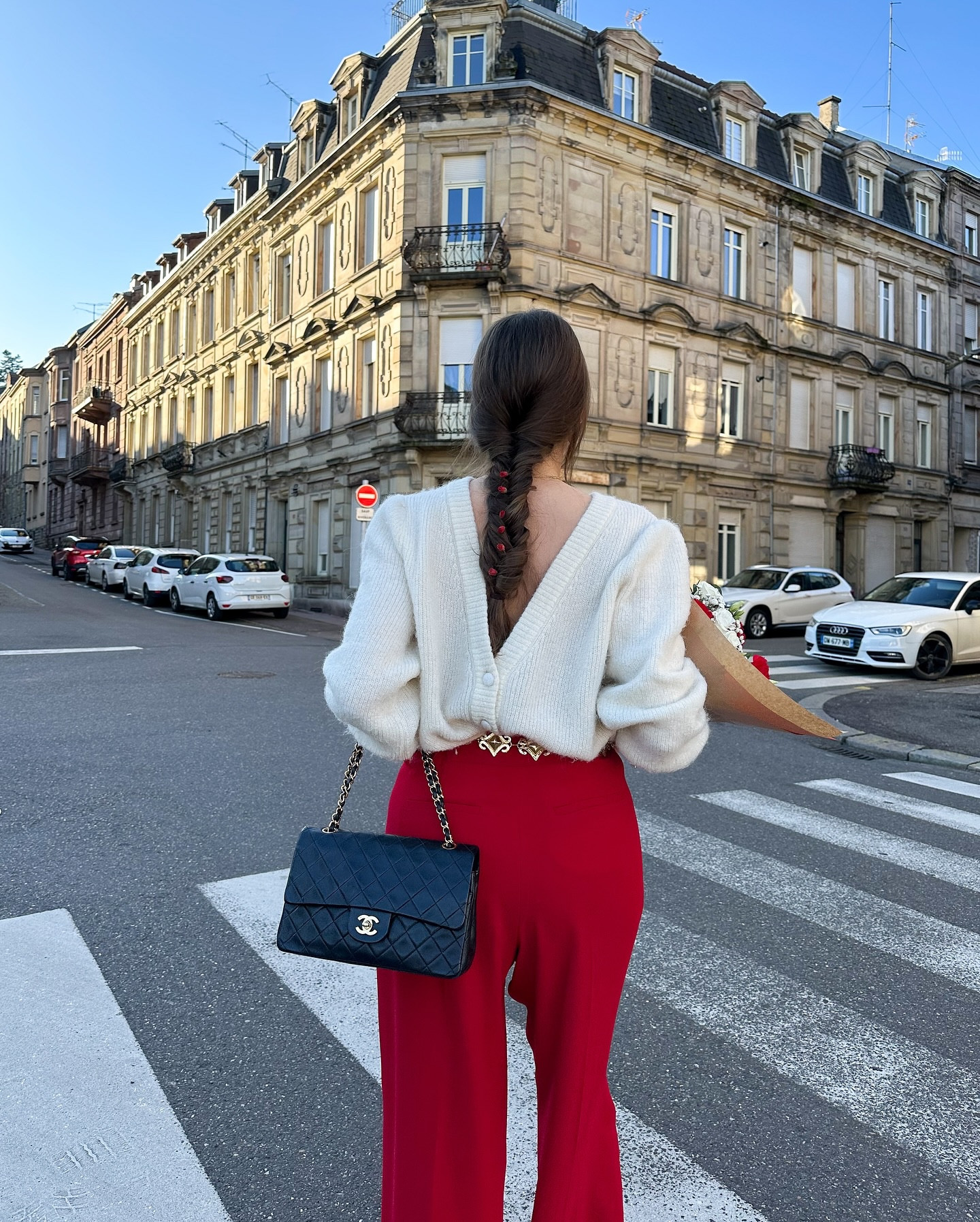 Red mood ♥️
Une maille toute douce, un peu de couleur et de jolis accessoires pour une douce transition vers le printemps…🌷
•
•
•
•
#springoutfitideas #springoutfitinspo #frenchgirlstyle #parisianstyle #effortlesschic #backlessblouse #romanticstyle #femininestyle