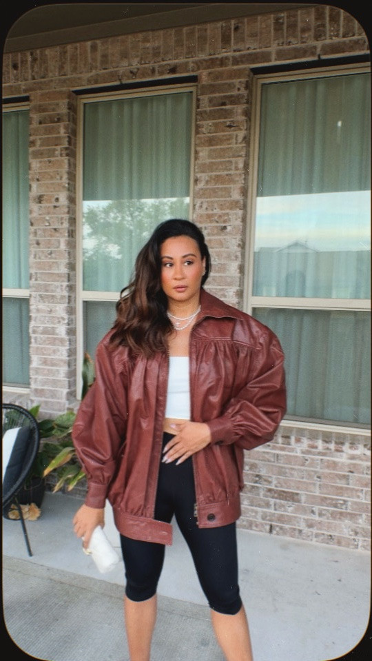Hiiiiiiiii!!! Hello there! So excited to share the full lineup of how to style Capri pants with a bomber jacket edition 😆😆 I think I’m in love with pairing the two at the moment, so naturally I had to pull up with a few options!! Which one’s your favorite? And which one do you think suits me the most? Happy Wednesday loves!! #capripants #bomberjackets #sportychic #clothinghaul #grwm