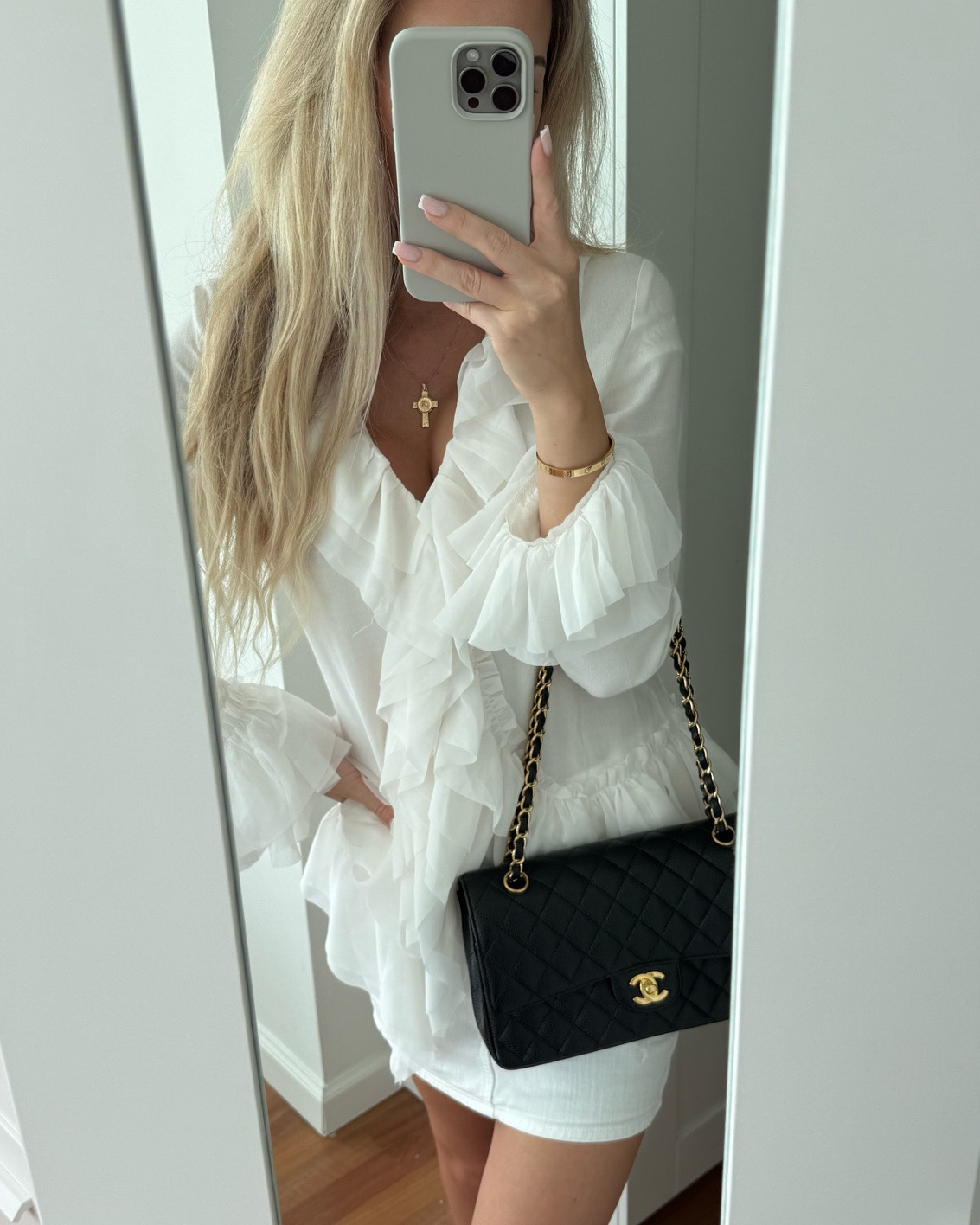 Early fall styling in this romantic white ruffled blouse 🤍 Such a chic high-street find with the prettiest feminine ruffle details and an effortless, slightly oversized fit. It runs big — I’m wearing an XS. I love it loose or styled with a belt at the waist for a more defined silhouette. The fabric is slightly sheer, but the layered ruffles give good coverage through the chest. The perfect feminine white blouse to style with denim, tailored pants or a mini skirt for fall. ✨

#LTKootd