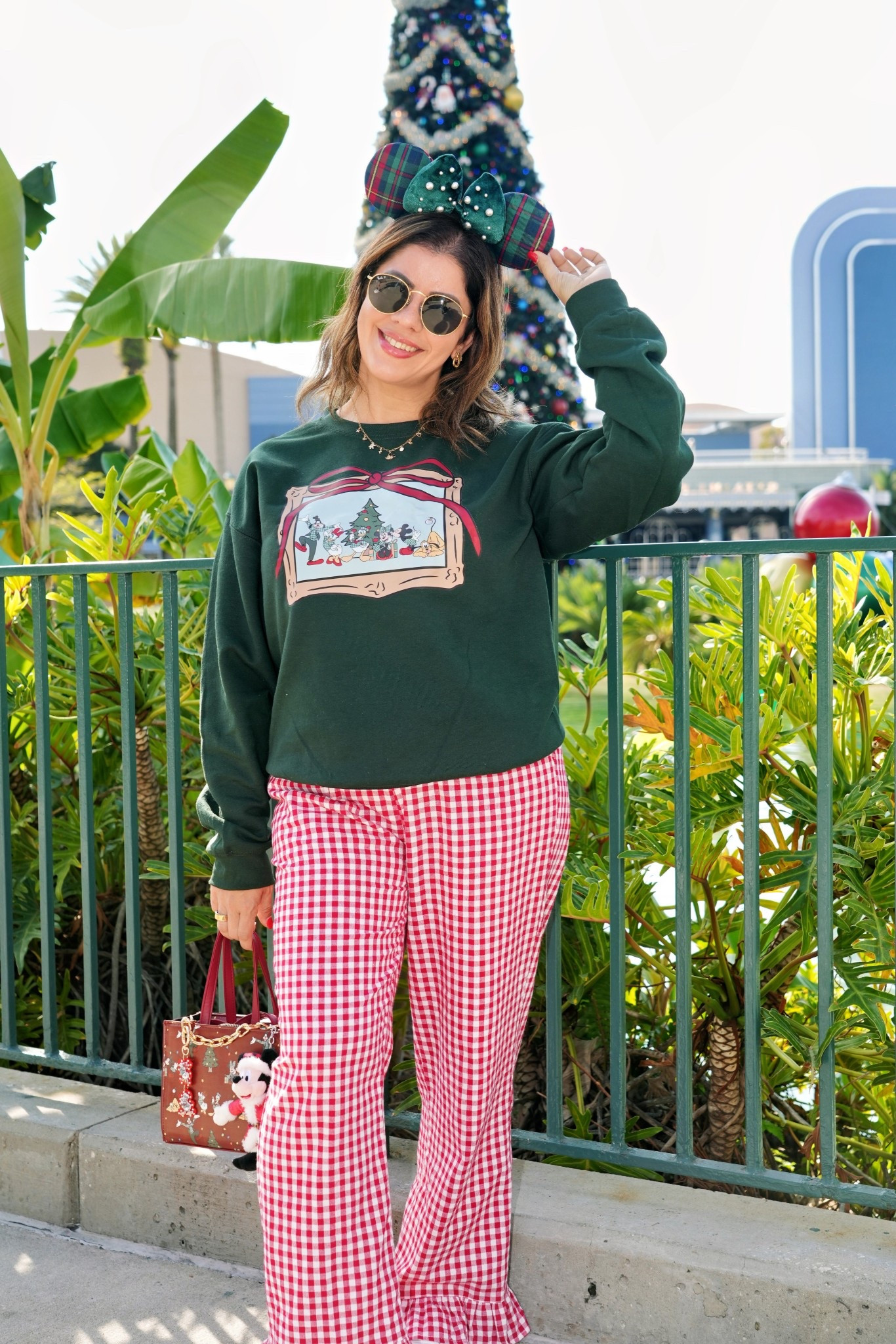 Christmas Disney Outfit for Hollywood Studios.🎄🎁✨ #DisneyOOTD #DisneyOutfit #HollywoodStudiosOutfit