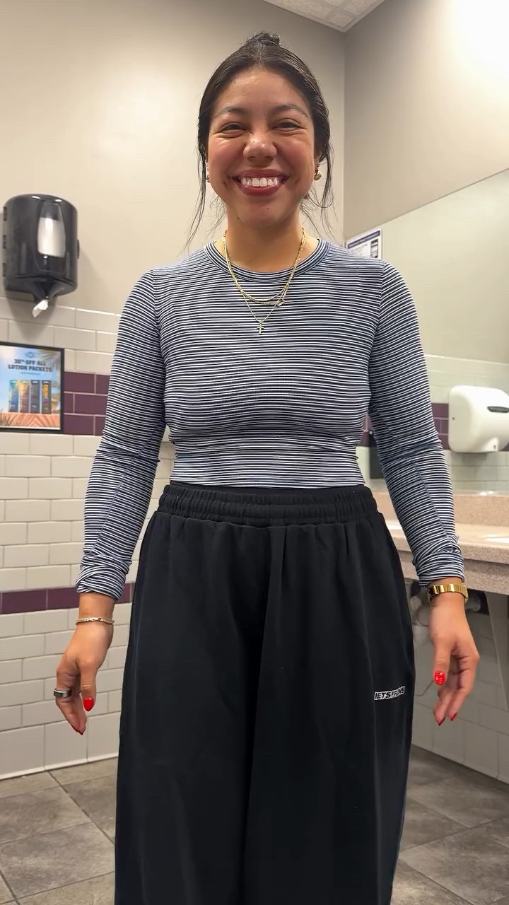 me and my daily dose of morgan wallen 🤍✨

upper body gym fit of the day

- lululemon hold tight cropped long-sleeve 
- iets frans harri wide leg jogger pants
- Nike al8 sneakers

#gymfit #gymoutfit #fitcheck #uoonyou #gymgirl