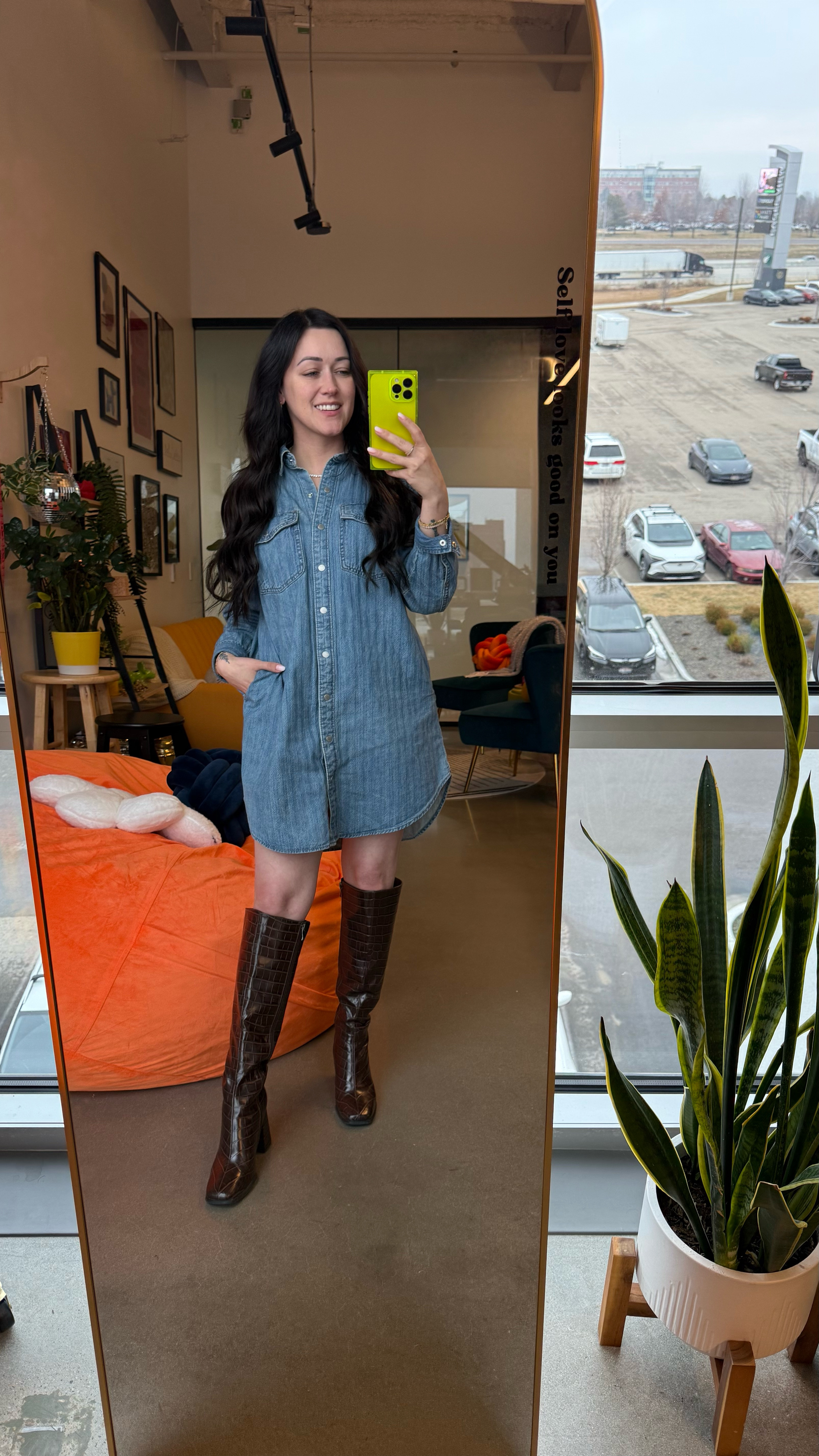Are we team croissant? 🥐🤣
I do seriously love that this Jean dress has pockets, and I recently got these boots from Amazon for only $50! 
#BoiseSocialite 