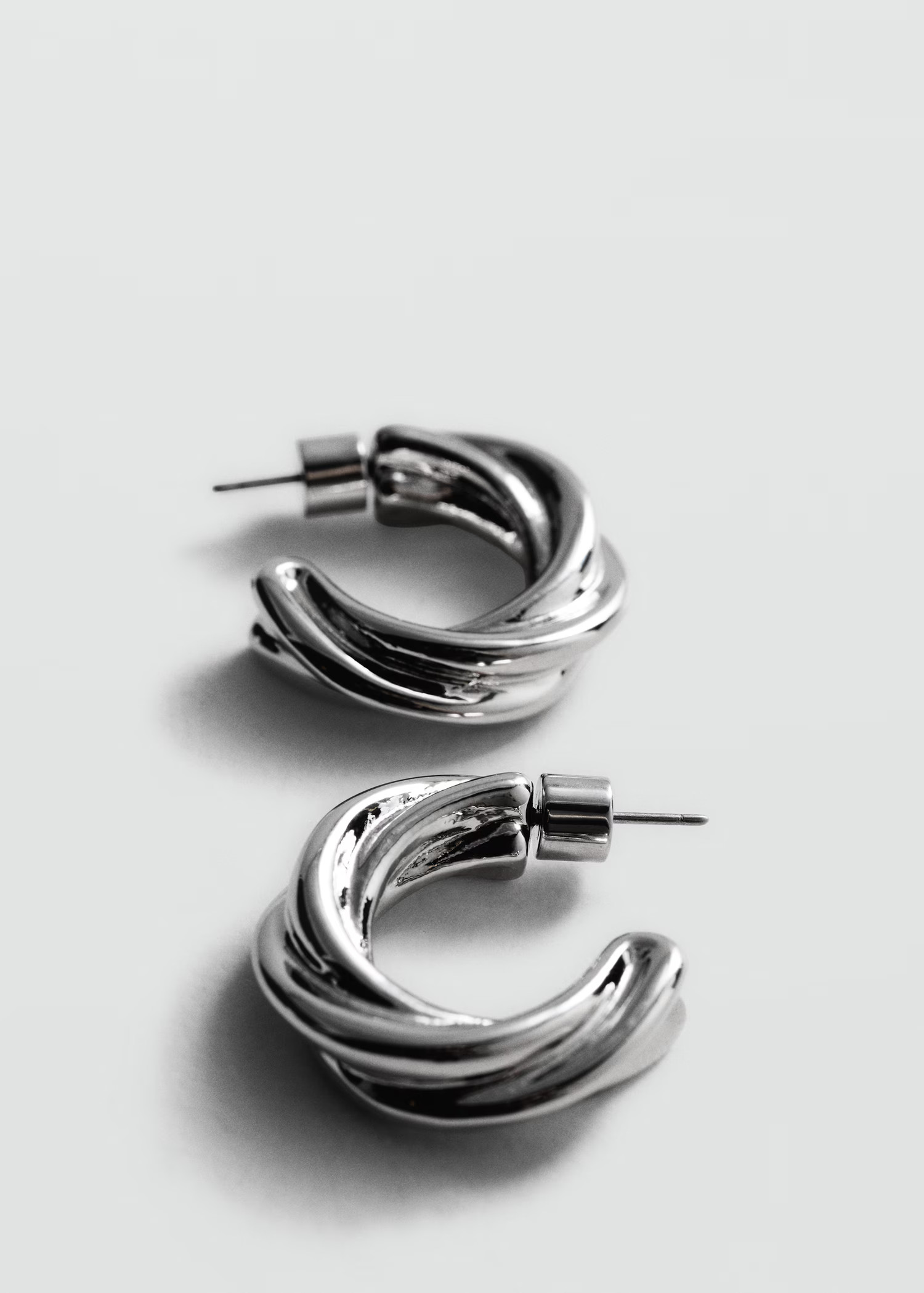 Intertwined hoop earrings - Woman | MANGO USA | MANGO (US)