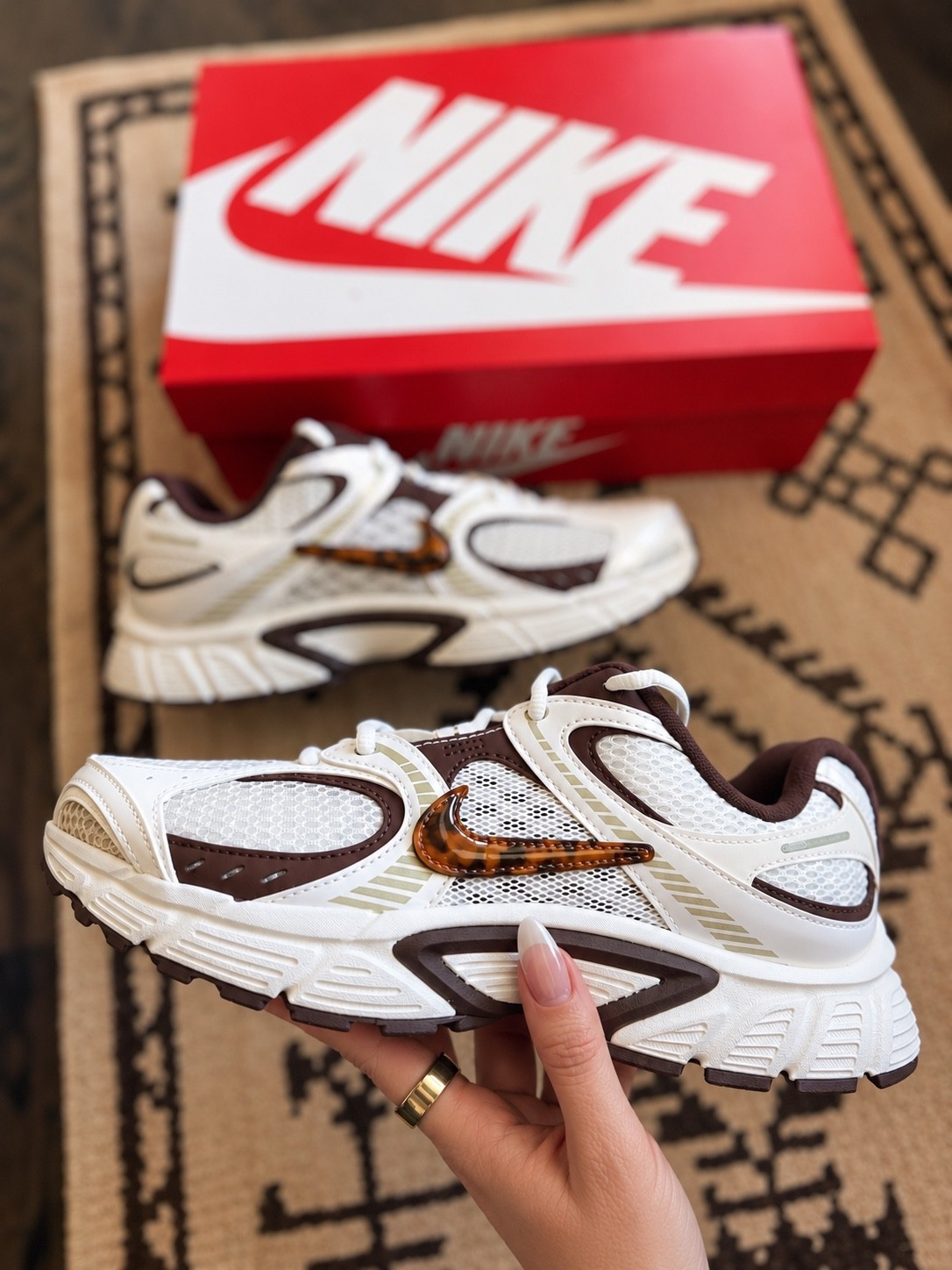 A little tortoiseshell moment. These Nike V5 RNR sneakers are the perfect mix of retro style & everyday comfort. Loving the rich brown details paired with creamy neutrals for an effortlessly elevated look.

Nike V5 RNR - Tortoiseshell Nike sneakers - Nike sneakers - Retro sneakers - Brown sneakers - Neutral sneakers - Everyday sneakers - Fall sneaker trends - Casual chic style - Elevated casual style - Women’s sneakers - Y2K sneakers - Fall outfit inspiration