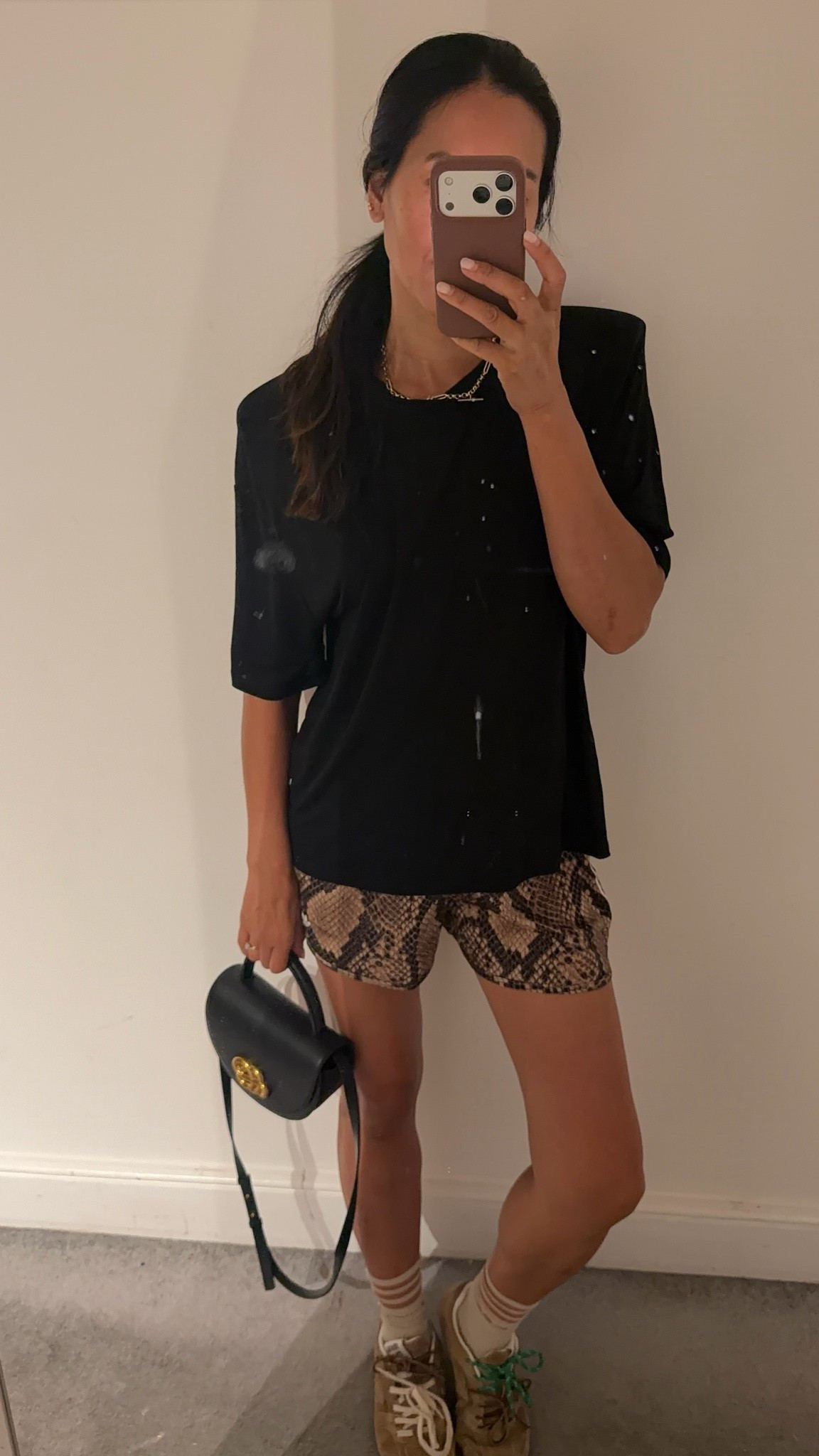 I was 19 when en vogue hit the UK! So thought I’d take it back 30 year and dress like a teen 😅
Shoulder pad Tee 
Adidas shorts size small
Miu Miu trinkets 
Adidas socks