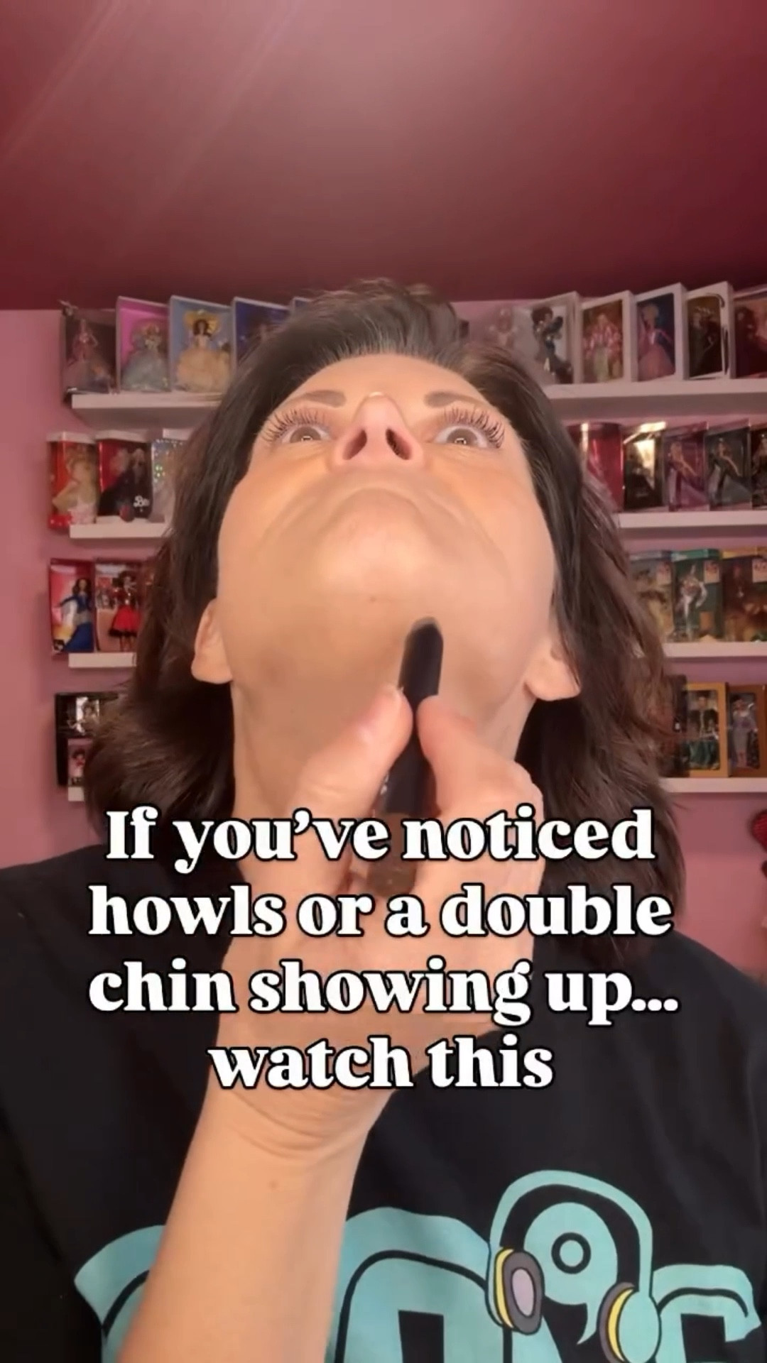 If you’ve noticed your jawline looking less defined lately… you’re not imagining it.

As we get into our late 30s and 40s, changes in skin, collagen, and even perimenopause can affect areas like the jawline and chin.

But here’s the good news — the right contour technique for mature skin can make a huge difference.

When done correctly, contour can:
✨ create the look of a more defined jawline
✨ minimize the appearance of jowls
✨ soften the look of a double chin
✨ add natural-looking structure back to your face

The key is using the right placement and blending so it enhances your features without looking harsh or heavy.

This is one of my favorite makeup tips for women over 40 because it’s quick, simple, and makes your whole face look more lifted.

Tell me… is contour something you feel confident doing, or does it still feel confusing? 👀

#doublechin #jowls #contourtutorial #contourhack #over40andfabulous