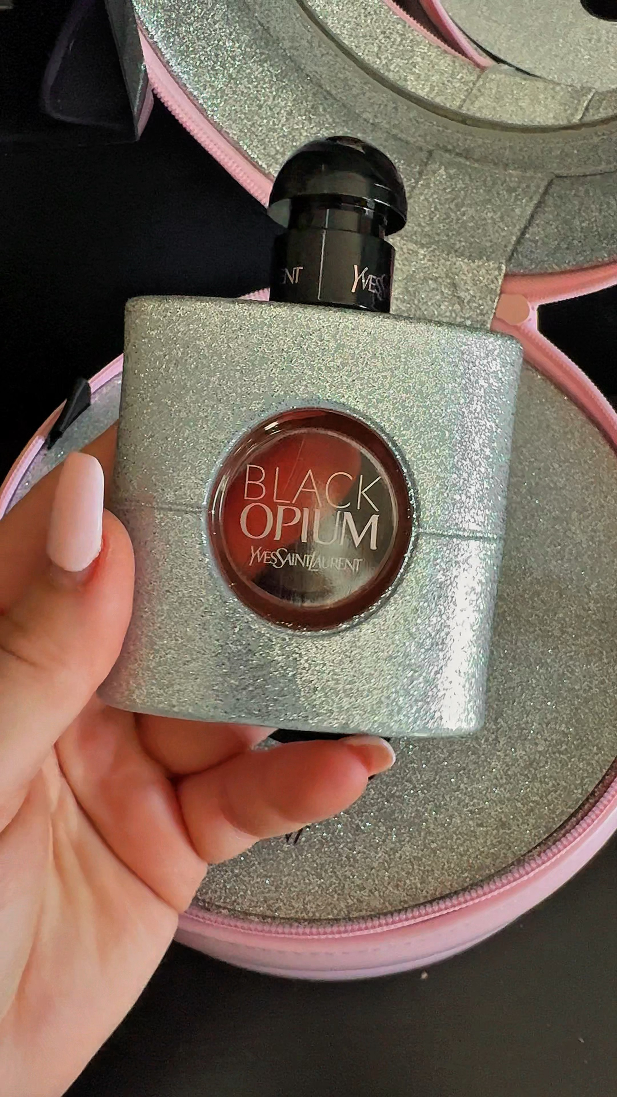 YSL BEAUTY'S NEW MARSHMALLOW GOURMAND FRAGRANCE BLACK OPIUM GLITTER. A SWEET AND SENSUAL INTERPRETATION OF THE ICONIC BLACK OPIUM. 

INDULGE IN THE SWEETNESS OF MARSHMALLOW MUSK AND THE CREAMINESS OF DARK COFFEE, BLENDED WITH VANILLA BOURBON AND LUMINOUS NOTES OF ORANGE FLOWER.

Gifted by @yslbeauty #GIFTEDBYYSLBEAUTY 

#LTKBeauty